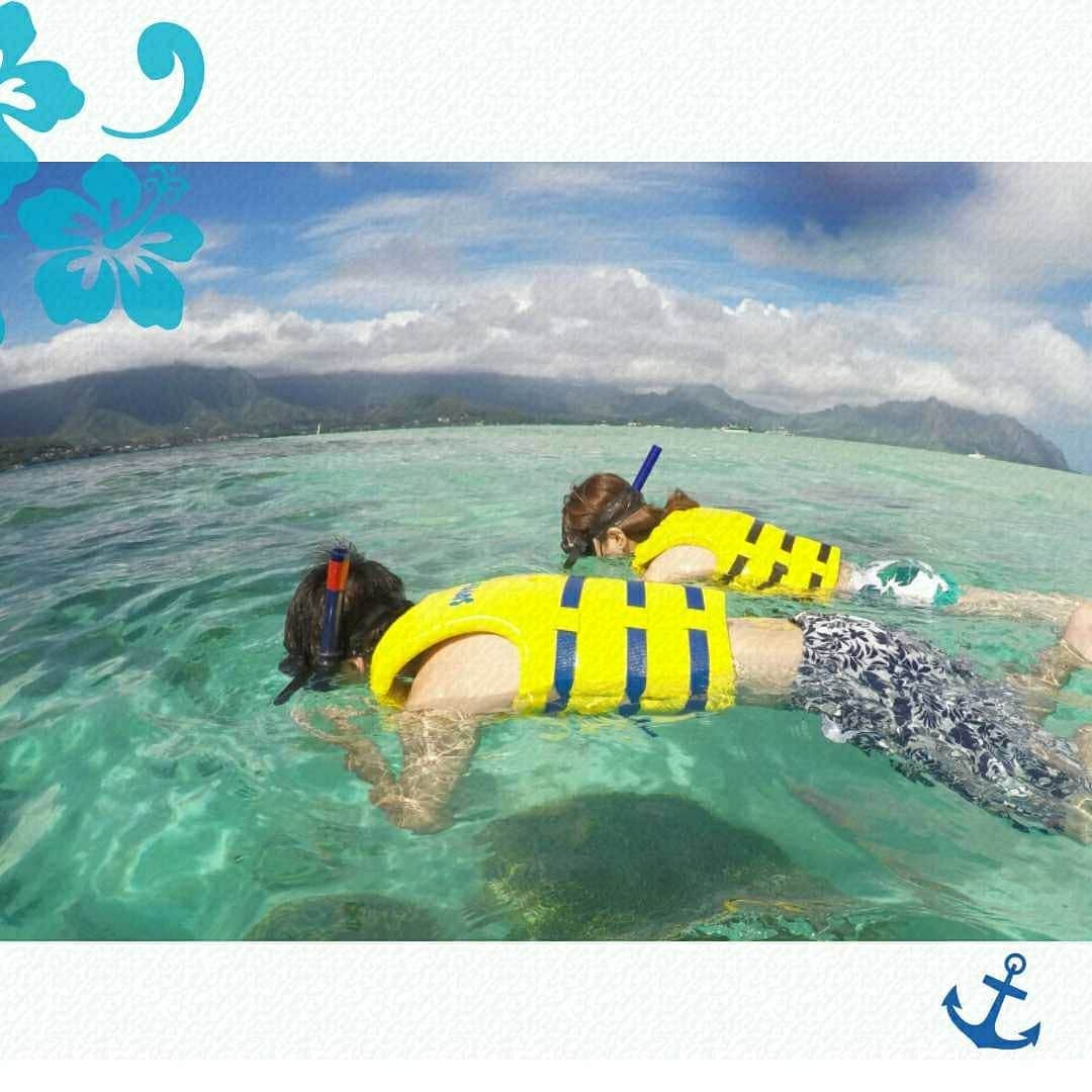 Luxury Cruise by Captain Bruceさんのインスタグラム写真 - (Luxury Cruise by Captain BruceInstagram)「船に乗って沖へ出ると、刻々と変化するハワイの景色が広がります。約10分ほどでサンゴ礁が見え始めると、もうすぐ天国の海サンドバーへ到着です！⁠ ⁠ 天国の海ツアーでは、バリアリーフに守られた遠浅の海で、ゆっくりアクティビティをお楽しみいただけます。⁠ ⁠ ⁠ #キャプテンブルース #kaneohebay #ハワイ #アクティヴィティ #天国の海 #サンドバー #天国の海ツアー #captainbruce #天国の海ツアー #kaneohe #alohaoutdoors #gohawaii #hawaii🌺 #シュノーケル #ahuihou」4月19日 19時45分 - cptbruce_hi
