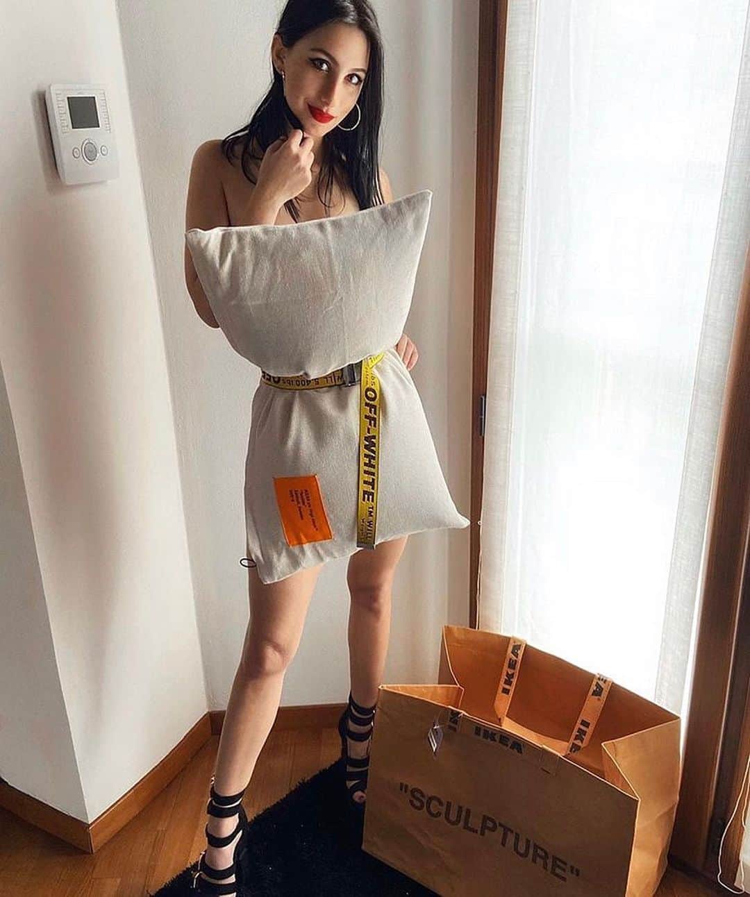 OFF-WHITE C/O VIRGIL ABLOHさんのインスタグラム写真 - (OFF-WHITE C/O VIRGIL ABLOHInstagram)「Making the best of a crazy situation. Stay creative. Stay apart. Stay home. #offwhitepillowchallenge [found photos]」4月19日 19時56分 - off____white