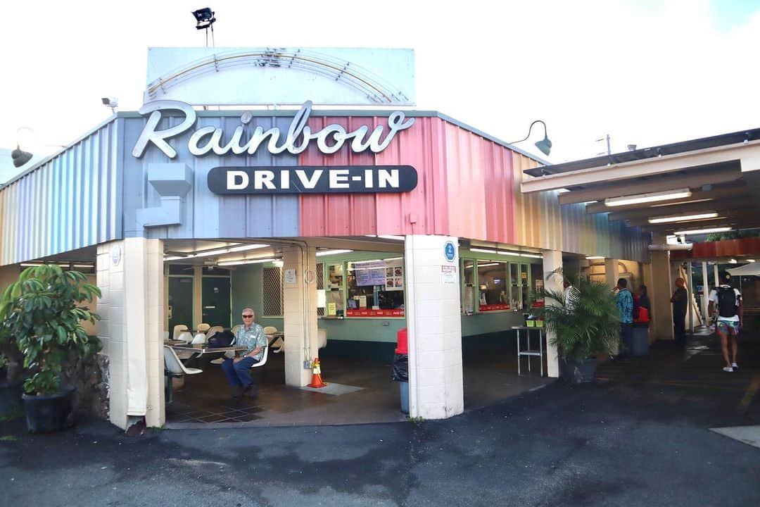 金泉紗恵子さんのインスタグラム写真 - (金泉紗恵子Instagram)「.﻿ 【Rainbow Drive In】のロコモコプレートを持って朝のラニカイビーチへ🏖﻿ ロコモコプレートは$8.95ですが、半額くらいのミニサイズのロコモコボウル $4.75も売ってます🙆‍♀️﻿ プレートはハンバーグが2枚入ってて、かなりボリュームがあるので、2人で1つで十分でした🙌﻿ ﻿ ここのロコモコはお値段もお手頃だし、ちょっと安っぽいところが逆に良くて😁﻿ ペラペラだけどお肉はしっかり感じられるハンバーグに、雑に盛られてるたくさんのマカロニサラダ、とびきり美味しいわけでもないグレービーソース🤪﻿ でもなんか美味しいんです🤣❤️﻿ ﻿ 朝のラニカイビーチはお散歩してる方がチラホラ🤙🏾﻿ 波の音を聞きながらのんびり食べて、ゴロゴロして、暖かくなってきたら海に入って💕﻿ またそんな時間を過ごせる日が戻ってきて欲しいです😘﻿ ﻿ ﻿ ﻿ 自粛生活もだいぶ慣れてきました😊﻿ 飽きるより、慣れる方がいいですね😇﻿ この機会に生活のいろんな部分を見直したりするのも良さそう😆﻿ ブログにはコストコで買ったものを載せたりしてます😉﻿ コストコユーザーの方、ぜひおすすめも教えてくださーい🥰﻿ .﻿ #hawaii #hawaiitrip #hawaiitakeout #hawaiilove #hawaiisbestphotos #lanikai #lanikaibeach #followme #canoneoskissm #rainbowdrivein #locomoco #ハワイ #ハワイ旅行 #ハワイグルメ #ハワイ好きな人と繋がりたい #旅行好きな人と繋がりたい #レインボードライブイン #ロコモコ #ラニカイ #ラニカイビーチ #ミラーレス一眼 #ミラーレス」4月19日 19時51分 - saeko_kanaizumi