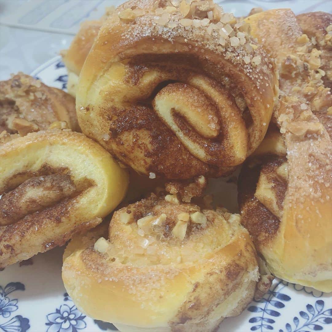 茂木忍のインスタグラム：「パンです。 ママンと作りました🥯」