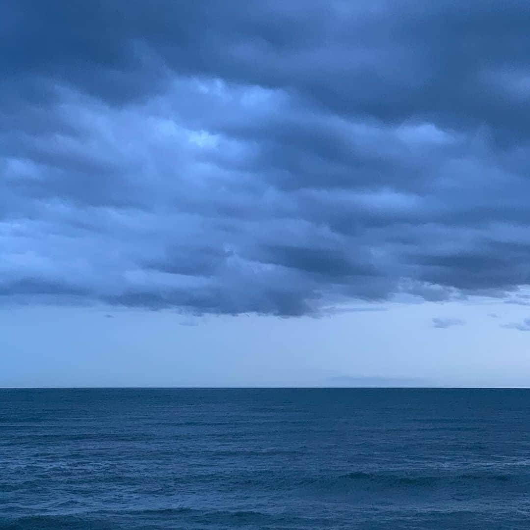 クリス智子さんのインスタグラム写真 - (クリス智子Instagram)「taking a walk. 青が、きれい。」4月19日 20時04分 - chris_tomoko
