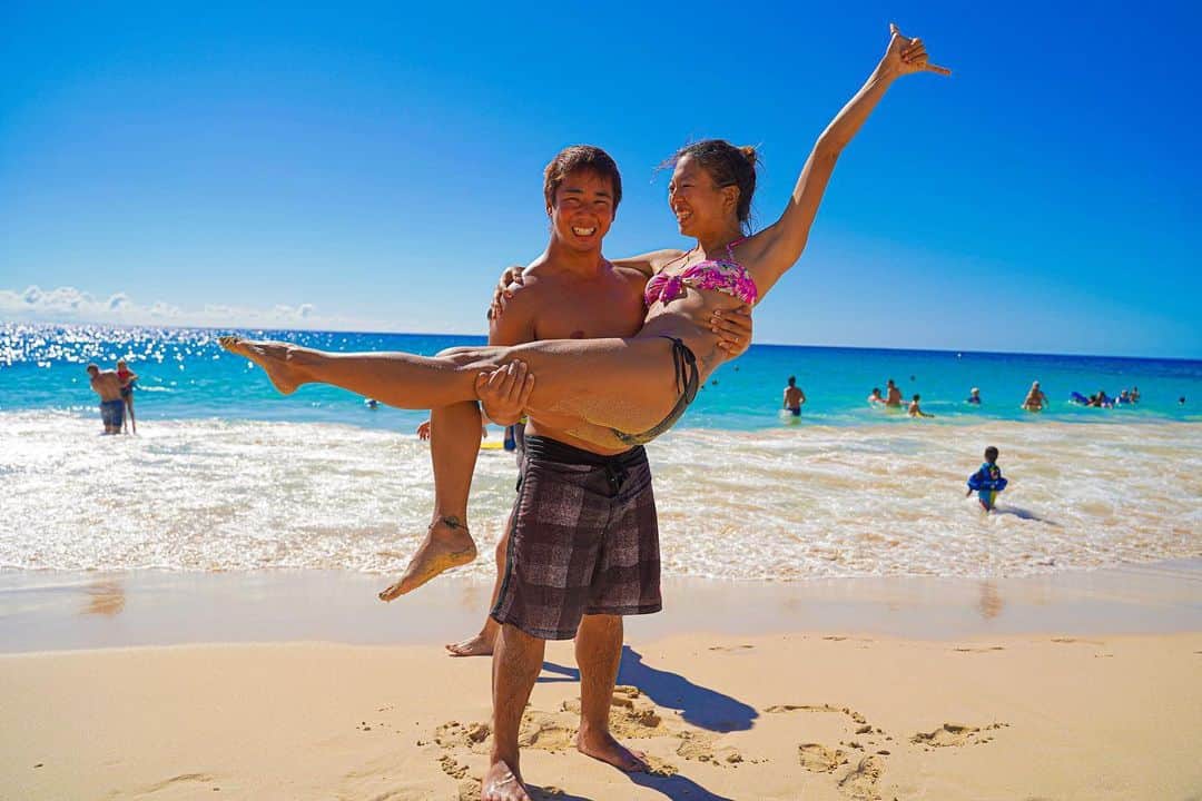 大野愛地のインスタグラム：「4月1日のエイプリルフールにNOAと結婚７年目に突入しました。﻿ ケンカも相変わらずするし、お互いムカつく時あるんやけど、なんだかんだ笑顔いっぱいで幸せいっぱいです😘﻿ ﻿ 今一番上の息子くんは4歳、下の娘ちゃんは2歳。﻿ 毎朝上に飛び乗って起こしてくれて、たまに息止まるけど幸せいっぱいです😘﻿ ﻿ 家の事をしっかりとこなしてくれて、子供たちがHappyで、僕が全力で仕事できるのは嫁のNOAのお陰です。﻿ ﻿ 海外アーティストLMFAOのワールドツアー中、マレーシアのサーキットでNOAと出会ってから、ここまで来れたのも周りの家族や仲間のみんなのサポートのおかげです。﻿ ほんまにありがとうございます!!﻿ ﻿ これからもいっぱい結婚記念日重ねていこな。﻿ またコロナ終わったら色んな国に行こうね💪﻿ いつもほんまにありがとう☺︎ ﻿ Love ya Noa&my boy&my girl!!!!!!!!:)」