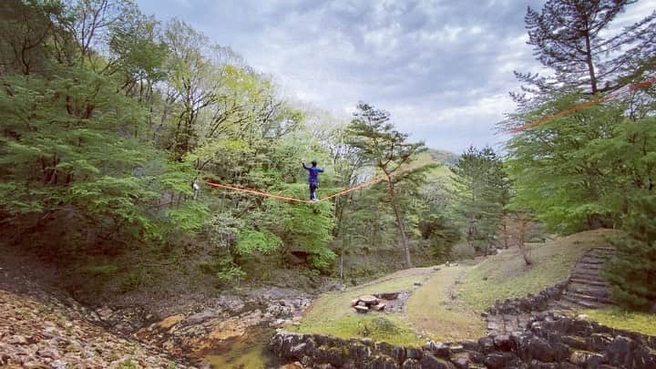 のインスタグラム：「一ヶ月ぶりの空中散歩。 バランスコミュニティの新ウェビングのJYBNいい感じっす。  #slacklineresearch #balancecommunity #jybn #highline #slackline #ハイライン #スラックラインリサーチ #バランスコミュニティ」