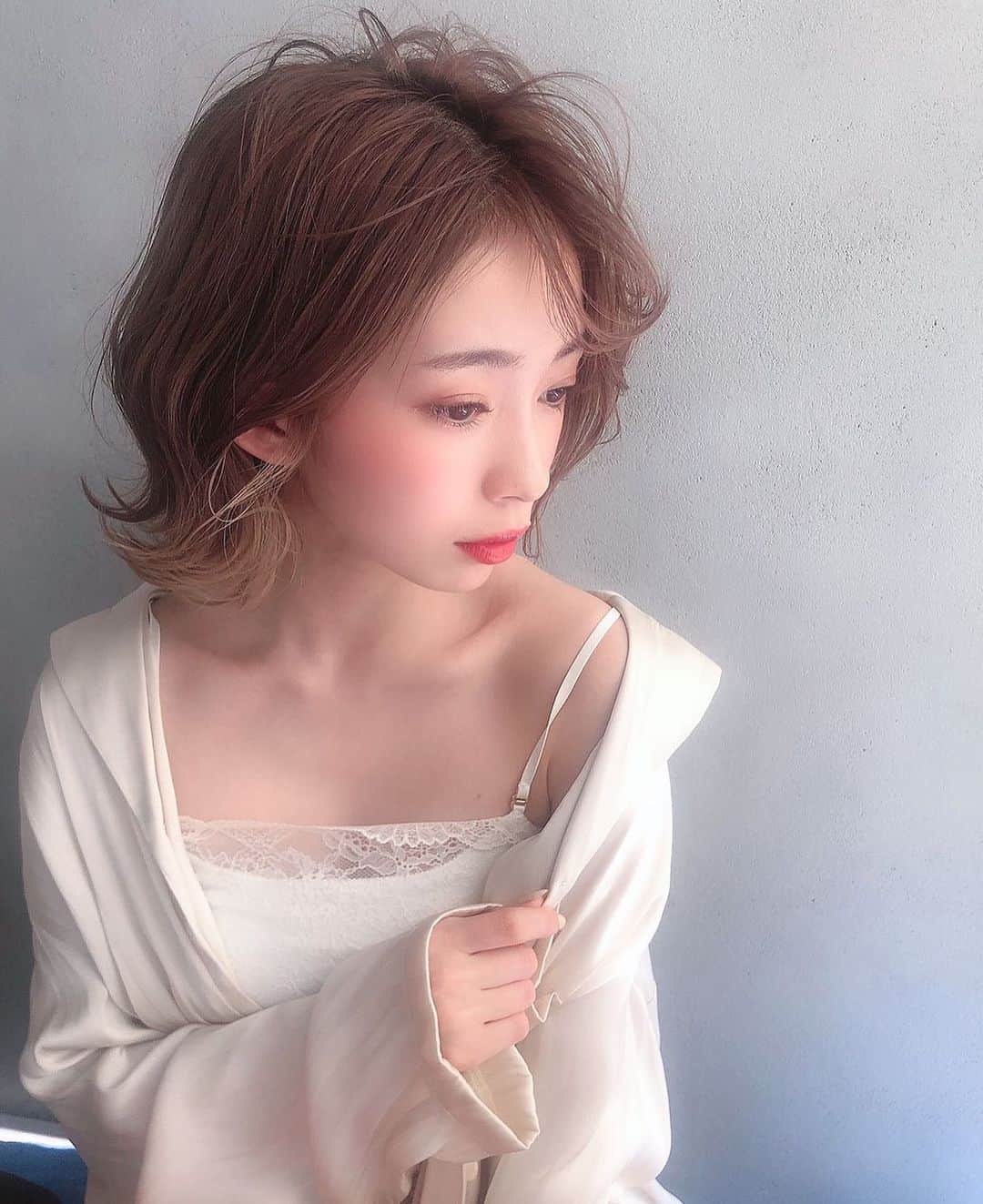 塩川裕美のインスタグラム：「. . ちょいおフェロっぽくて可愛❤︎❤︎ @snidel_official の衣装も好きな雰囲気だったなあ🦄 . . . . #福岡美容室　#福岡サロモ #ショートヘア #ショートボブ #snidel #2020ss #インナーカラー #ブリーチカラー #低身長コーデ #外はねボブ #外ハネミディアム #おフェロ #サロンモデル　#撮影モデル #ヘアカタ　#ヘアカラー」