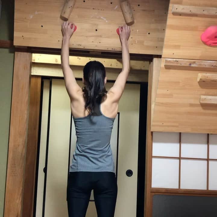 大田理裟のインスタグラム：「お久しぶりの投稿です🥺❤︎﻿ ﻿ 最近は、、、﻿ 1センチくらいのホールドで懸垂したり﻿ 映画を見たりして過ごしてます(^ ^)✨﻿ ﻿ #stayhome #🏠 #おうち時間 #お家トレーニング #懸垂 #champion #championjp #climbing #bouldering #lead #training #トレーニング #hometraining」