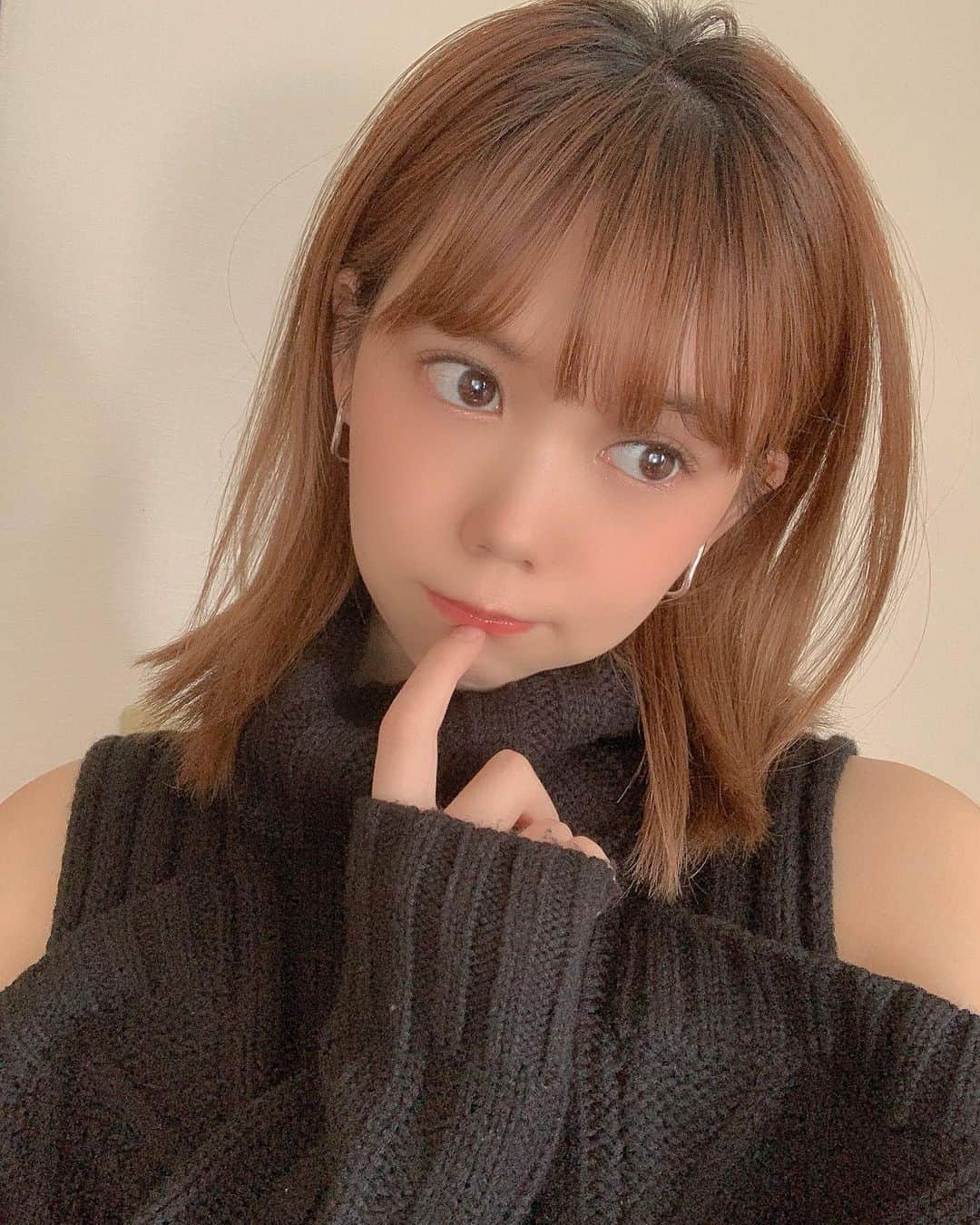 のインスタグラム：「こんなに可愛こぶってといてめちゃくちゃに頭はプリンなんですねぇ〜お恥ずかしき。⠀ ⠀ Twitterでも同じようなこと書きましたが。⠀ スーパーやコンビニで働いて下さる方や、薬局でも店員さんやこまめにアルコール除菌や掃除をして下さる掃除屋さんがいて、危険と隣り合わせの最前線に身を置いて働いて下さる医療現場の方がいて、他にも目を向ければ沢山の人達のおかげで生活出来てる事に感謝の気持ちを、ね。⠀ この緊張が続く期間に強く感じます。⠀ ⠀ お家時間、もうちょっとみんなで頑張ろうね🌸⠀ #お家時間 #おうち時間　⠀」