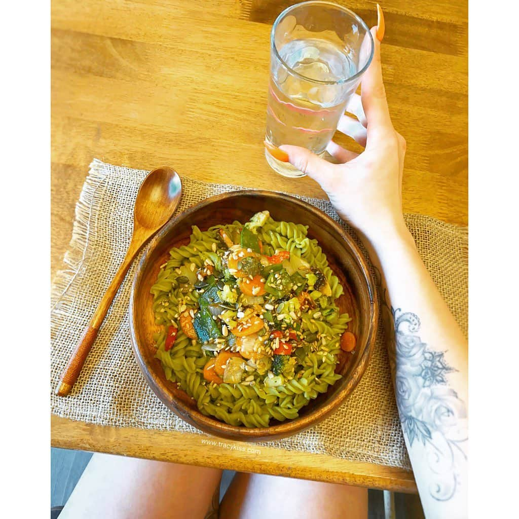 トレーシー・キスさんのインスタグラム写真 - (トレーシー・キスInstagram)「After a kickass workout and walk I’m fuelling up on some vegan protein pasta with fresh veggies from the fridge, super seeds from my pantry and a nice cold glass of water for hydration. Keeping active, eating clean and being fit and healthy is so essential to life at any and every age - the better your treat your body the better it will treat you. Let’s all make small and steady changes towards a better way of living, with time we’ll be the epitome of health and the symptoms, aches and health obstacles that you face today will soon become a thing of the past 🌱#stayathome #quarantinenutrition #veganrecipes #deliciousandnutritious #healthyfood」4月19日 20時15分 - tracykissdotcom