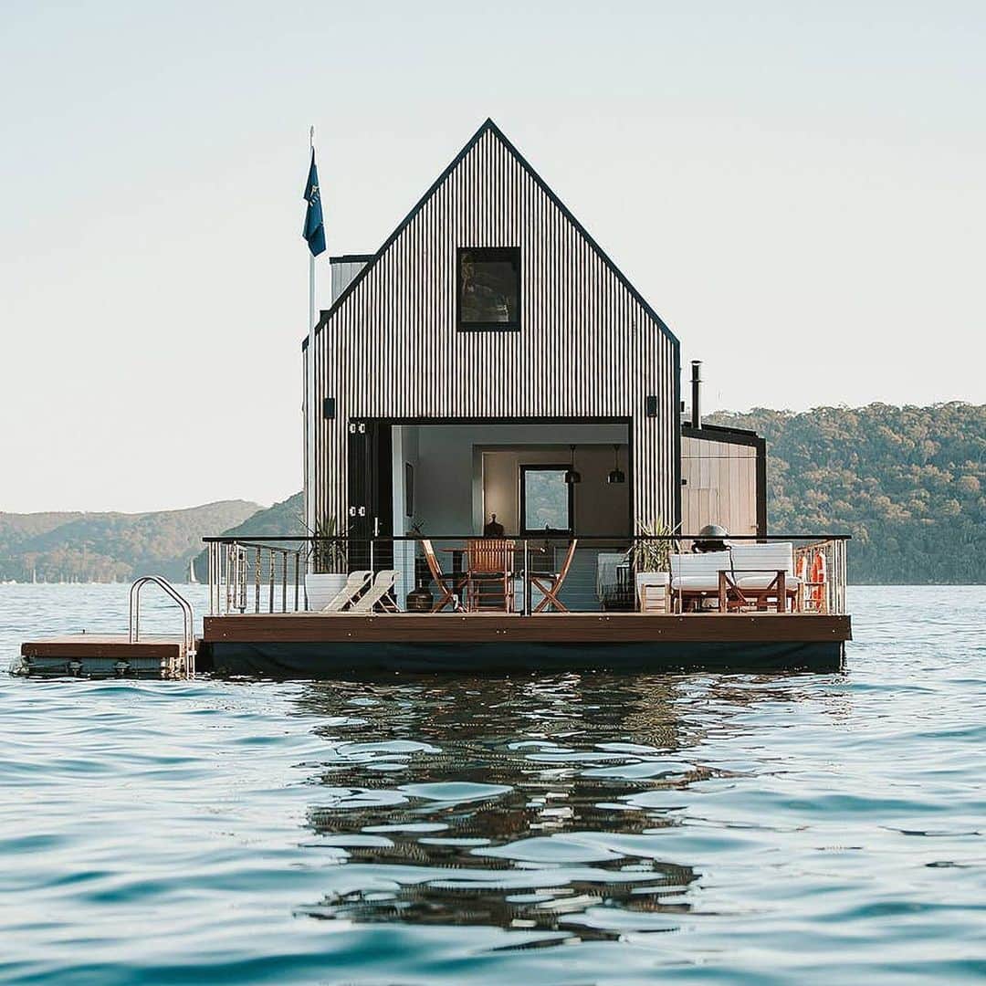 HYPEBEASTさんのインスタグラム写真 - (HYPEBEASTInstagram)「#hypelife: Australian architect Chuck Anderson has unveiled the Lilypad Floating Villa that’s the perfect environment for seclusion. Located in Palm Beach, Australia, the property is in the middle water and features a living area, open kitchen and a sleeping loft on the second floor with a king sized bed which provides ample privacy while the open terrace on the lower level includes plenty of space to enjoy the water and related activities such as paddle boarding and fishing. Head to the link in our bio for more details.⁠⠀ Photo: @airbnb」4月19日 20時16分 - hypebeast
