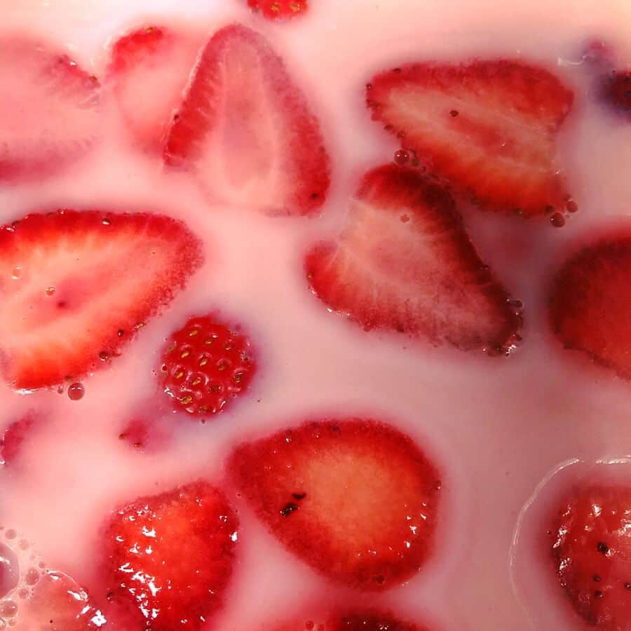 千秋さんのインスタグラム写真 - (千秋Instagram)「苺ミルク寒天を作ってみました🍓🥛 苺の型でくり抜いたら簡単なのに喜ばれる可愛いスイーツに🍓 今は時間がたっぷりあるからお家での簡単お菓子作りも楽しいね。  苺とMONINのストロベリーシロップの上に、牛乳と寒天を混ぜたミルク寒天の液体をかけて冷蔵庫で冷やしただけ。  #苺ミルク寒天 #苺好きに生まれたからには🍓 #千秋レシピ #おうちhappy🏡 #千秋fruit」4月19日 20時17分 - chiaki77777