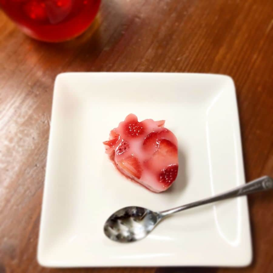 千秋さんのインスタグラム写真 - (千秋Instagram)「苺ミルク寒天を作ってみました🍓🥛 苺の型でくり抜いたら簡単なのに喜ばれる可愛いスイーツに🍓 今は時間がたっぷりあるからお家での簡単お菓子作りも楽しいね。  苺とMONINのストロベリーシロップの上に、牛乳と寒天を混ぜたミルク寒天の液体をかけて冷蔵庫で冷やしただけ。  #苺ミルク寒天 #苺好きに生まれたからには🍓 #千秋レシピ #おうちhappy🏡 #千秋fruit」4月19日 20時17分 - chiaki77777