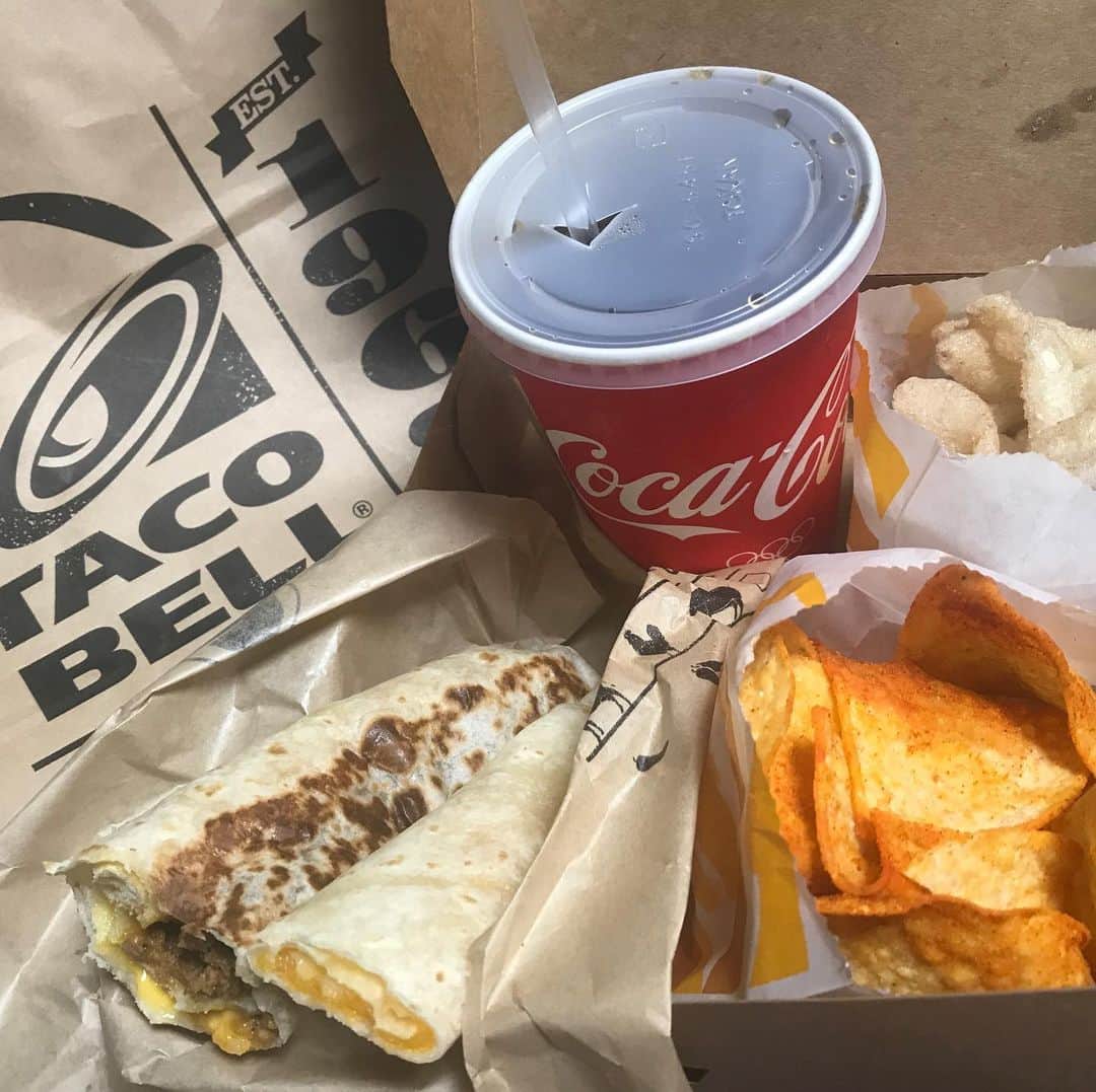 のインスタグラム：「‪広告を見て、食べたくなり…‬ ‪タコベル🔔でビッグベルボックスを買ってみた！バラエティに富んだ内容で満足したよ❣️‬ ‪お野菜が入っていたらもっと嬉しいのだけど。‬ ‪ブリトー🌯は熱々でしたよ💕‬ ‪#BIGBELLBOX‬ #タコベル #tacobell #dinner」