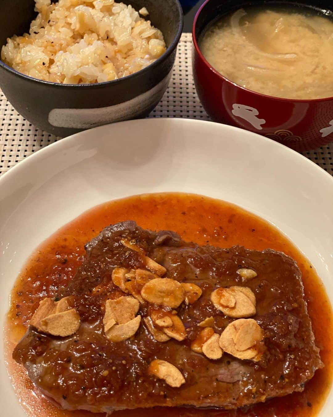 里美ゆりあのインスタグラム：「久々の肉〜︎💕︎💕 そしてニンニクがっつり#ガーリックライス (✿˘艸˘✿) 昨日の残りの#あら汁  #お腹いっぱい #満足  #おうちご飯 #お家時間  #料理 #肉 #meet #自粛 #dinner」