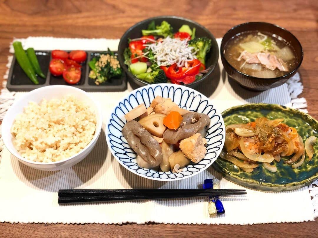 西木恵美里のインスタグラム：「よるごはん😋 ﻿ ﻿ ﻿ ◻️筑前煮﻿ ◻️鮭と玉ねぎのポン酢炒め﻿ ◻️しらすサラダ﻿ ◻️白菜と豚肉のスープ﻿ ◻️ほうれん草のナムル﻿ ◻️にんにくトマト﻿ ◻️オクラの塩漬け﻿ ﻿ ﻿ 筑前煮は胸肉で作ってるからパサパサ感😂﻿ ﻿ 自粛期間に入ってからは、買い溜めしたもので作れるものを作っているので彩りが乏しくなりがちですが、ゴマをふる！とか、海苔をかける！とか、キムチをのせる！とか、できることでアレンジをしています🙌🏻 ﻿ ﻿ わたしはフレンチトーストとか食べてます〜🍯💕（笑）」