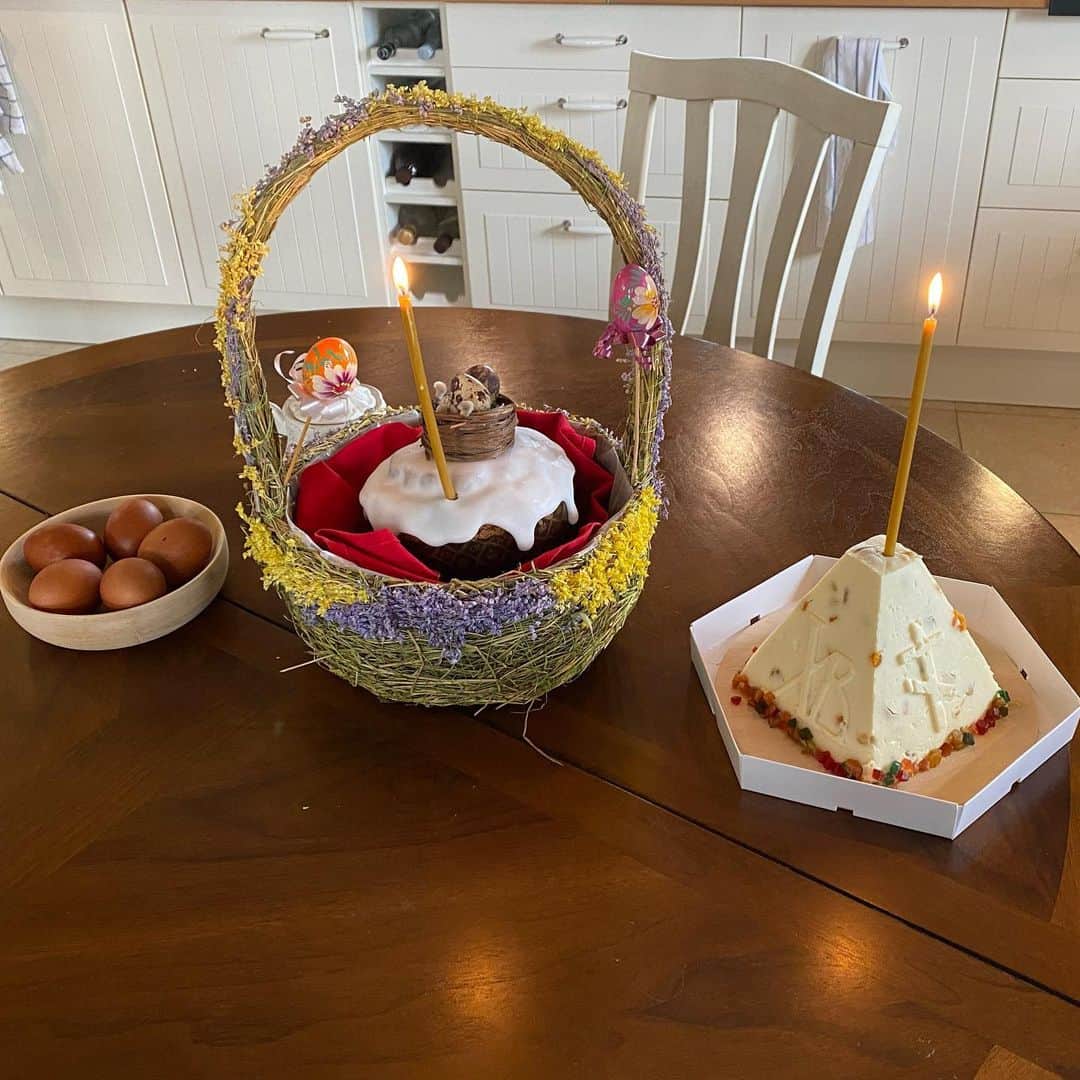 カタリナ・ゲルボルトのインスタグラム：「Поздравляю всех со Светлым Праздником Пасхи!🐇💐🌈🥚🎀」