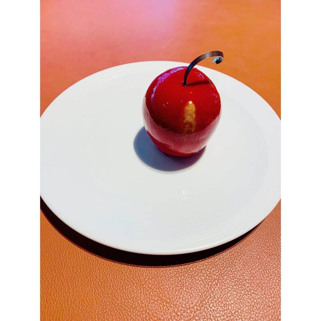 ケイン・デニスのインスタグラム：「#ヒルトン大阪 果物みたいなケーキシリーズ これでコンプリートかな 満足😊  ハッシュタグ #さくらんぼ じゃないよ #りんご だよ  #梅田 #スイーツ #美味しい #ケーキ #Apple #スイーツ #大阪 #カフェ #cafe」