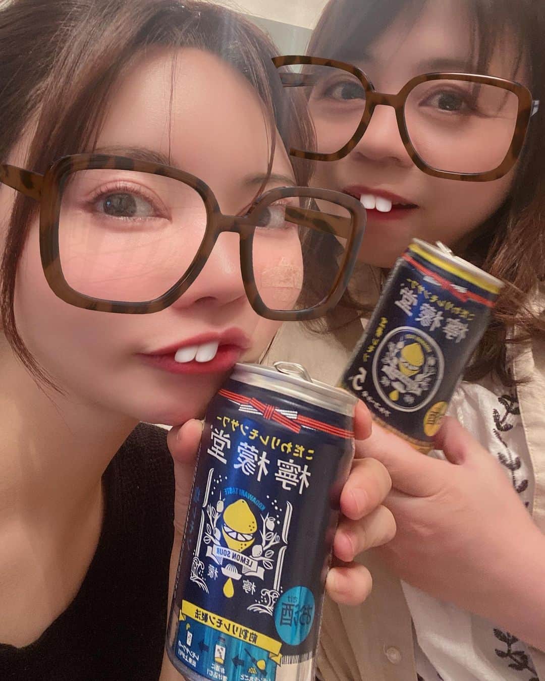 里美ゆりあのインスタグラム：「友達と#お家時間 #満喫 #仲良し#お家デート  #stayhome #こだわりレモンサワー檸檬堂 #うまい #コロナに負けそう」