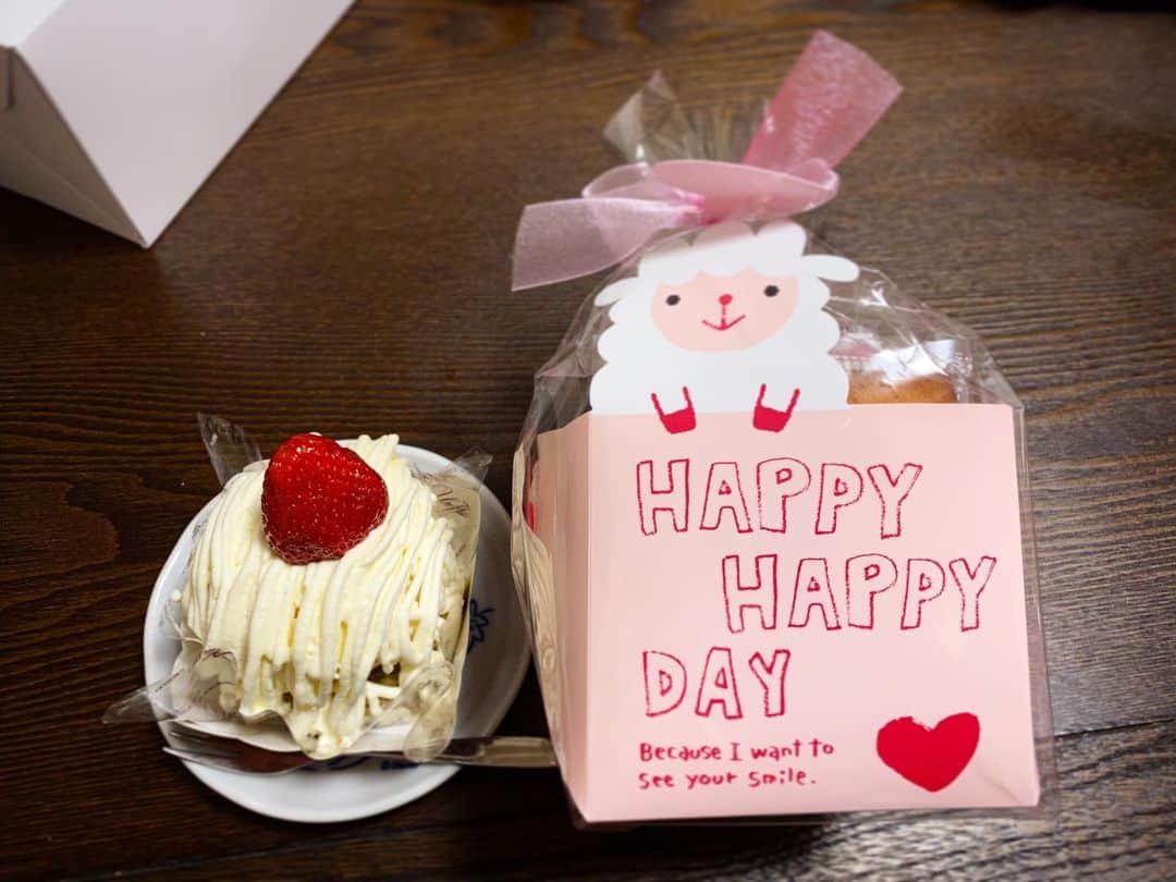 meiのインスタグラム：「My birthday 2020.04.19🎂  誕生日迎えました😊 誕生日メッセージ見たよ！ ありがとうございます💌  お家で静かにお祝いしてもらったよ🍓母からの年齢のメッセージいただきました。  あっという間に時間は過ぎちゃうから一日一日、本当に大切にしないといけないね！⭐️ 天気が良かっただけで、はっぴーな気分になれてしあわせ♡  LINEライブやったことなくて、やり方分からなかった～。 お友達もファンの方も、何となくフォローしてくれてる方も、これからもよろしくお願いします♡！」
