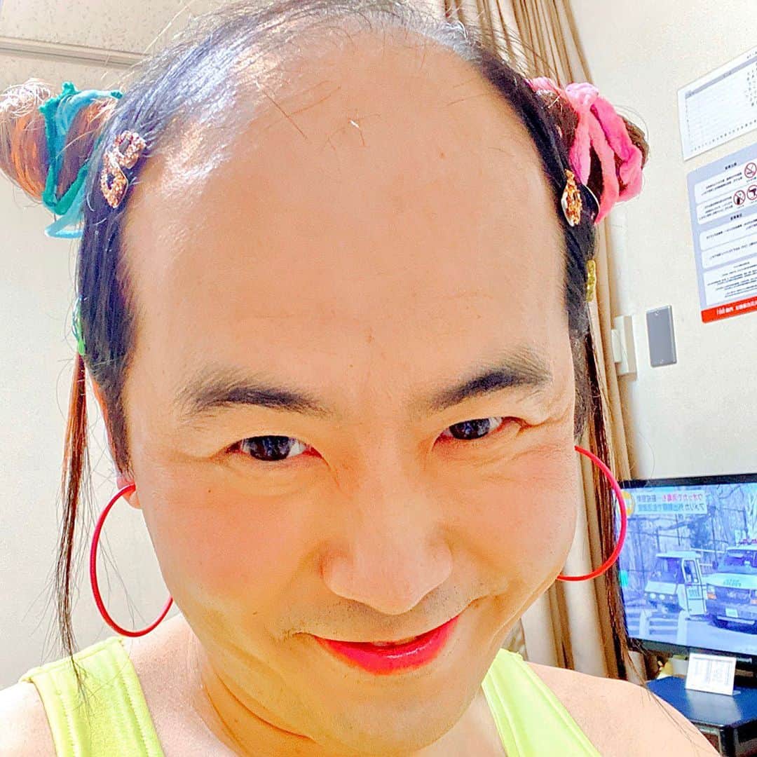 斎藤司のインスタグラム：「ヅラちゃんだよ💘💘💘💘💘 みんな元気？？？😎😎😎 こないだやったやつだよ🤬🤬🤬🤬 2日連続生足お見舞いだよ😱😨 次の流行探し中だよ🤩🤩🤩🤩 いい毛滅思いついたよ😏😏😏😏 みんなまたね！！！😍😍😍😍😍 #フワちゃん #コスプレ  #quarantinepillowchallenge  #Hey guys! #Imcrazy #thisismywork」