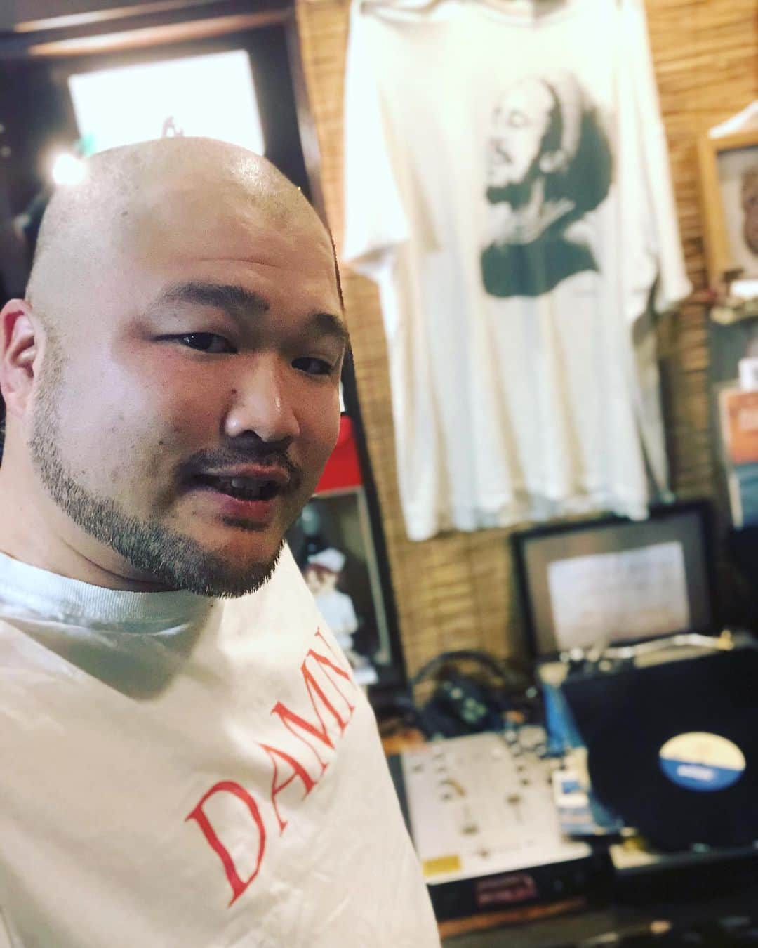 長谷川俊輔（クマムシ）さんのインスタグラム写真 - (長谷川俊輔（クマムシ）Instagram)「さよなら金髪  #ヘアー #hairstyle  #skinhead  #髪 #髪切り #途中 #めちゃくちゃ #イカつい #モヒカンは #やっぱり #ダメよ #やっぱり #俺は #これが #しっくり #くるなぁ」4月19日 20時53分 - haseman80000000