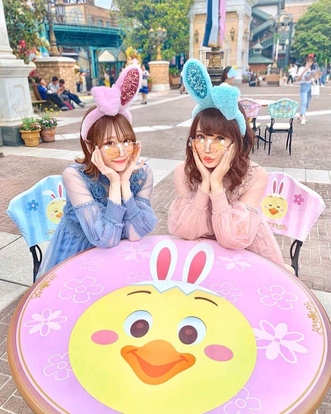 浅井麻里さんのインスタグラム写真 - (浅井麻里Instagram)「🐰🐰﻿ ﻿ またまた去年のディズニーイースター写真💐﻿ ﻿ この写真お気に入りなんだけど、﻿ まだアップしてなかったの！🤣💕﻿ ﻿ まさか今年イースター行けなくなってるなんて﻿ 思ってもみなかったから、﻿ 逆にこのタイミングでアップ❤️🐥﻿ ﻿ 色違いでお揃いの﻿ レースワンピース×プーさんサングラス×﻿ うさ耳カチューシャ🐰﻿ ﻿ ﻿ #双子コーデ#ディズニーシー#ディズニーイースター#うさぴよ#イースターコーデ#うさ耳#うさみみカチューシャ#tokyodisneyresort#tokyodisneysea#disneysea#linkcode#disneyeaster」4月19日 20時54分 - mari_asai_625