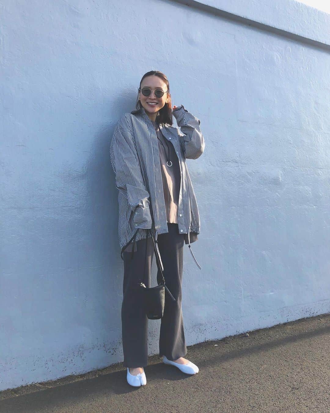野尻美穂のインスタグラム：「ちょっとそこまでなのに靴ズレしました。 帰りはつま先歩きで帰ったよ🧚‍♀️ 昨日のライブでみんなが優しくて元気をもらい嬉しくなりました。 ありがとう🥺♥️♥️ #買い出しスタイル #糖質ゼロ麺をとにかく食べてます #そろそろ🤔💭💭💭」