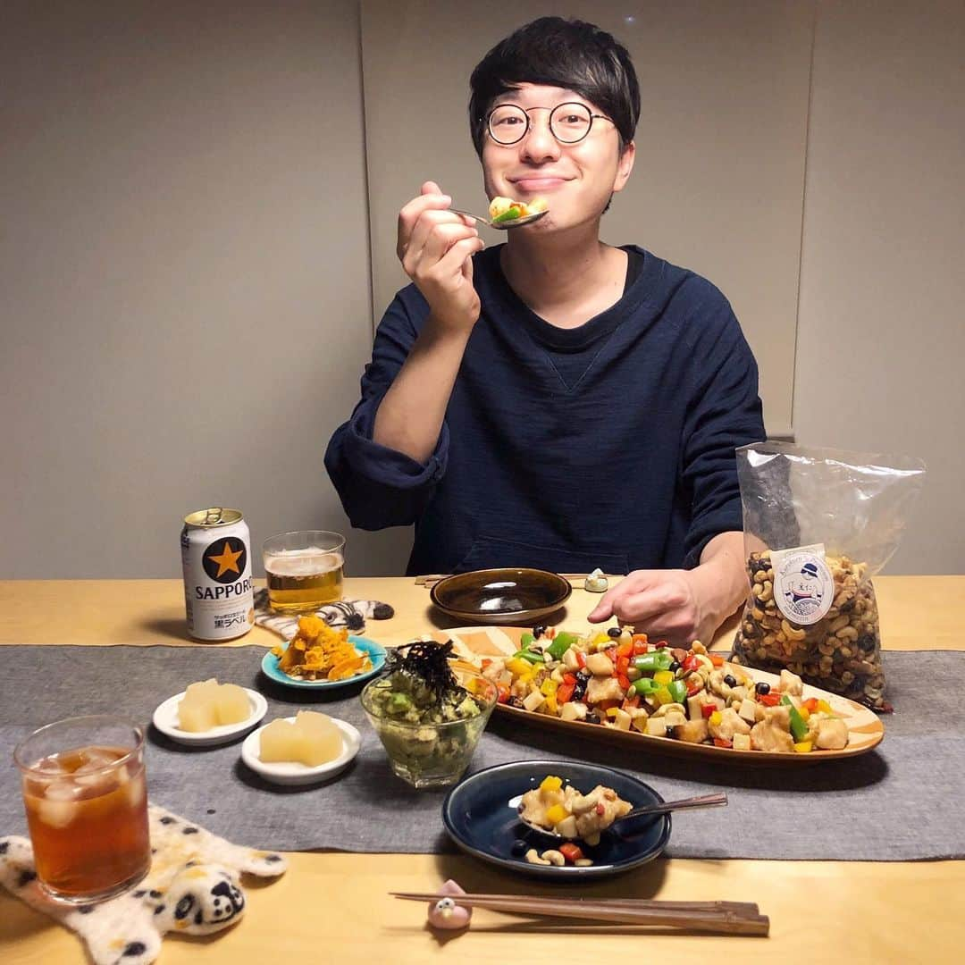 みわこさんのインスタグラム写真 - (みわこInstagram)「＊ きょうも1日おつかれさま☻ . ・鶏肉のミックスナッツ炒め( @mamezin ) ・無限アボカド ・にんじんのたらこ昆布茶炒め ・大根の煮物 . 【豆仁×みわこスペシャル お豆セット】の 「 ミックスナッツ 」を使って作った鳥むね肉の カシューナッツ炒めをだらだら作るインスタライブ、 ご覧下さってありがとうございました〜☺️🤓📺 お豆のオーダーも、ありがとうございました🙏 ぶっつけ本番だったレシピを下にまとめてみました。 . 【鶏むね肉のミックスナッツ炒め　の作り方】 （一般的な3〜4人前）←ほぼ食べたけど😂笑 ［下ごしらえ］ ①鶏むね肉1枚は皮をはいで3枚におろして 綿棒などで叩いて繊維をほぐし2センチ角に。 ②筍水煮・パプリカ・ゆでスナップエンドウは 1.5センチくらいのコロコロに切っておく ［作り方］ ⑴①をポリ袋に入れて、酒・醤油を各大さじ1 塩・生姜汁を小さじ1入れて揉み込む 軽く揉んだら片栗粉大さじ2〜3を入れて振る （粉気がなくなりねばねばになるとOKです） ⑵沸かしたお湯に⑴をほぐしながら入れて 中火に落として茹でる。茹で終わったら氷水に取り、 冷えたらざるで水を切っておく。 （茹で汁は取っておきスープなどに再利用可） ⑶フライパンにごま油を引き、おろしにんにくと生姜を 炒めて、香りが立ったら筍を加え炒める。 鶏を戻し入れ、酒・オイスターソース各大さじ1 鶏がらスープの素少々、塩小さじ1程度を加える。 （塩分は野菜の量などで変わるので調節してください） ②の野菜とミックスナッツを加えて軽く絡めて完成！  小さく切った鶏むねって、炒めるとパサつきがちだけど、 片栗粉をまぶして茹でることで表面がコートされて ぷりぷりしっとり。炒め合わせると少しとろみが出て、 お肉やお野菜に味が絡みやすい利点もあります。 パプリカはシャキッと仕上げたいので火を消す直前に。 ナッツの味と食感が、良いアクセントになりました♡☺️😎 盛り付けた後、追いナッツをするのはもちろん、 一味・ブラックペッパー・ごま油などをお好みで加え あまりレシピに縛られずにご自由にお楽しみください。 . 豆仁さんが売られているフレッシュでおいしいナッツや いろんな味の豆菓子たち、心からおすすめできます。 コラボセットは有難いことに売り切れたそうですが、 よかったらご注文をしてみてくださいね。 届いたよ〜食べたよ〜作ったよ〜って投稿する時、 #おなじものたべよう つけて下さったらうれしいです♡」4月19日 21時07分 - meganeandmiwa