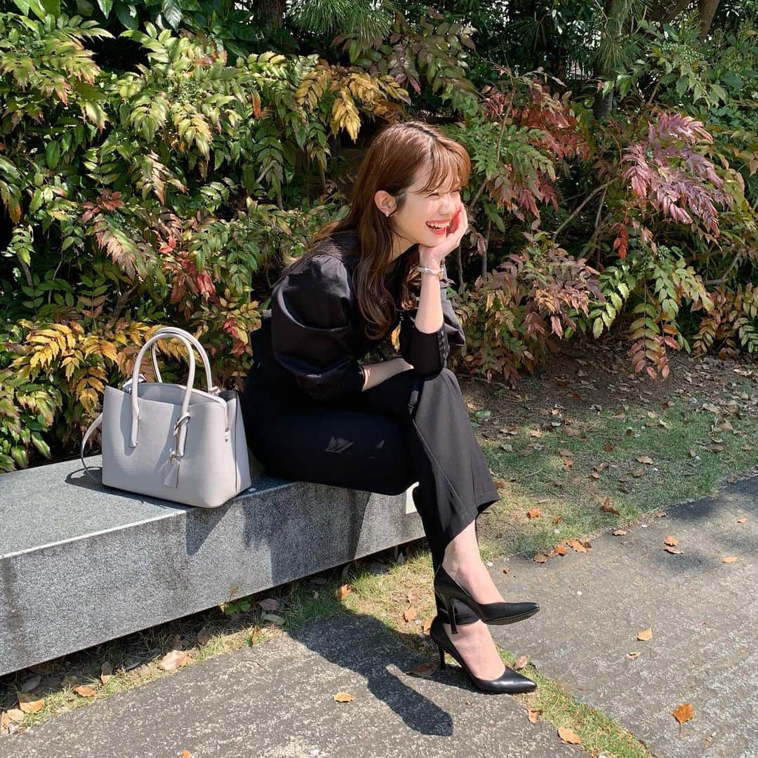 西谷菜々のインスタグラム：「. 合わせるファッション次第で、フレッシュさもこなれ感も出るから﻿ 新生活にぴったり🌸﻿ 永く使っていきたいアイテムたち🌿﻿ ﻿ special thanks! @katespadejapan﻿ ﻿ 【着用】﻿ ・bag : マルゴー ラージ サッチェル グレー﻿ ・watch : ホリス スリーハンド マット グレー レザー ウォッチ グレー﻿ ・earrings : STUDS CREAMLTRG UNSIZED ND ホワイト﻿ ﻿ #katespade #ケイトスペード #katespadenewyork #ケイトスペードニューヨーク #loveinspades #ラブインスペード #PR」