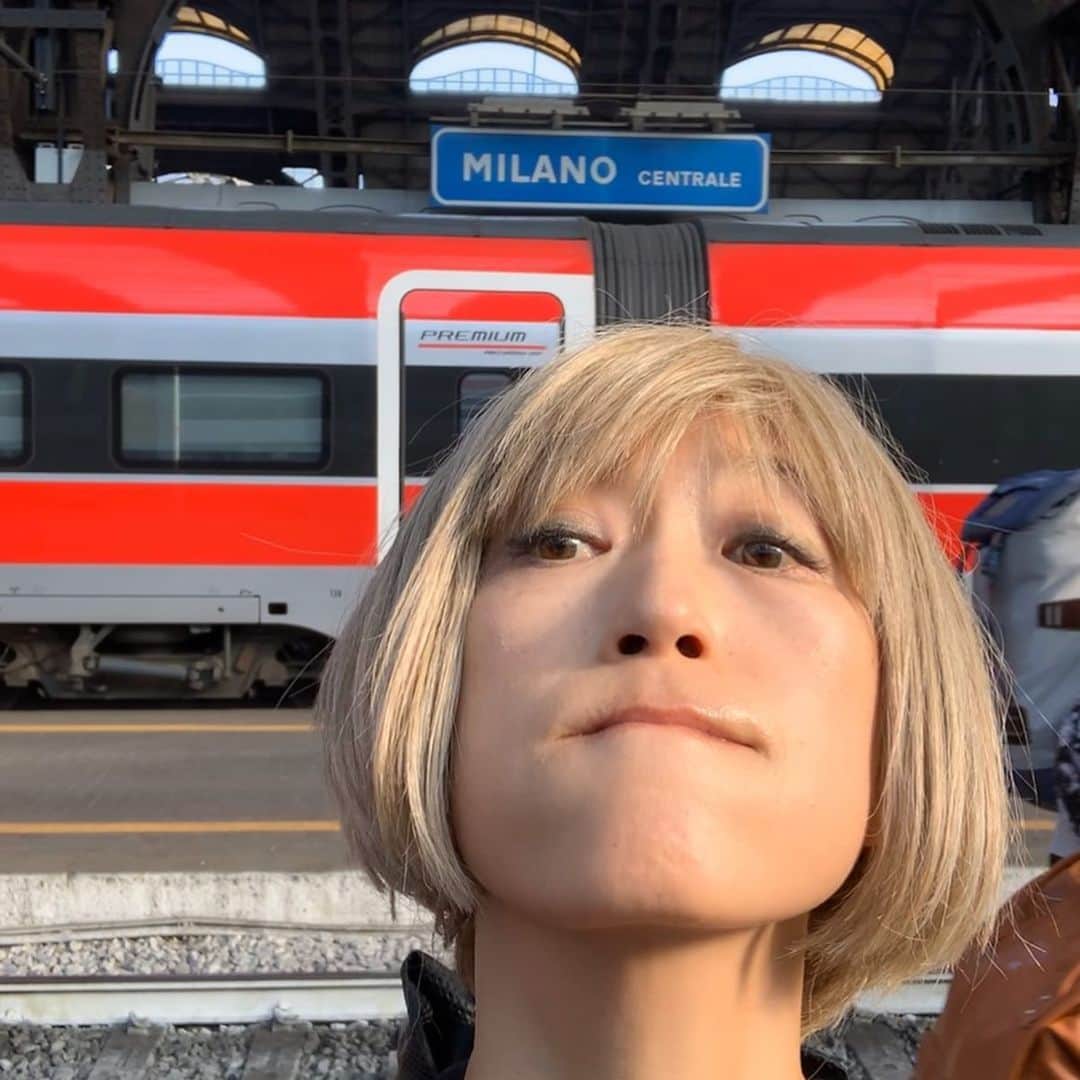 広崎うらんのインスタグラム：「Ciao Milano 🇮🇹😘 Memory of September 2019❗️ ジュネーブからシチリア近くのラメーツァ・テルメまで飛行機で飛び✈️サバイバルのカタンザーロまで奇跡的に辿り着き、列車でミラノまで！遂に来た😆❗️行き当たりばったりで来たから、ここで1泊して飛行機でストックホルムに帰らなければならんのだがっ！ファッションウィークの始まりでホテルがどこもいっぱい😵お友達に相談するも、やっぱ無い！フィレンツェ から向かう列車の中から、カタンザーロでインスタ交流したミラノ在住の女性に泣きついた！どうやら彼女もファッション関係の方らしく、お友達は今日から皆んなファッションウィークだと！でも夜の9時まで待ってみてくれ、と言われた！その間、ミラノ在住のお友達が誘ってくれたセレクトショップのレセプションパーティに顔出した❤️そこで待ち受けていたのは…  つづく😆  #イタリア #ヨーロッパ #旅　#italy #europe #journey」