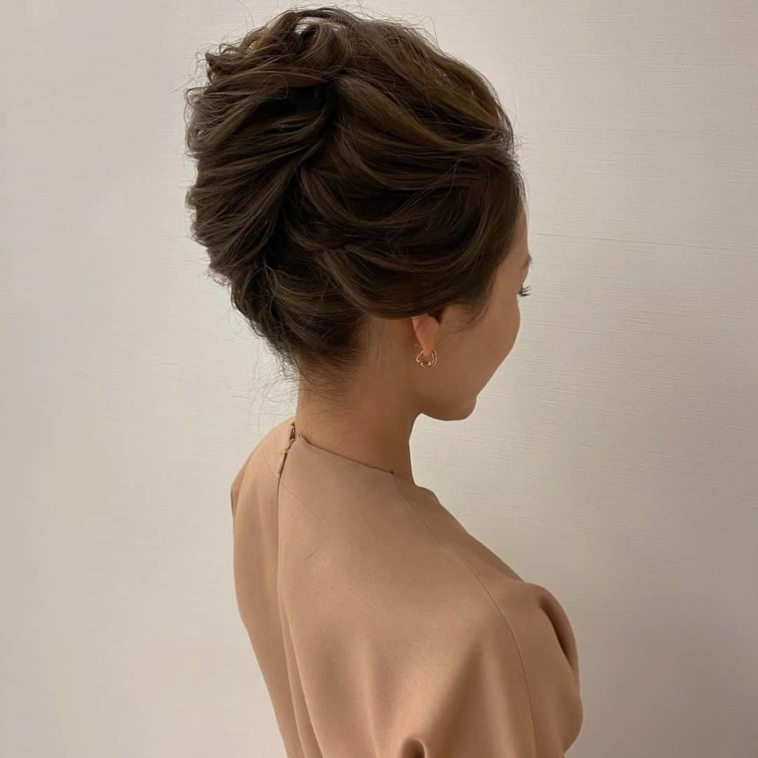 Tomoyo Kitamuraさんのインスタグラム写真 - (Tomoyo KitamuraInstagram)「先日のお客様♡ ルーズなさっくり夜会巻き。  #ヘアメイク #ヘアセット #ヘアアレンジ #ヘアスタイル #銀座#美容師 #ウェディング#ウェディングヘア #ブライダル#ブライダルヘア #結婚式#プレ花嫁#花嫁#前撮り#着物#浴衣 #シニヨン#ダウン#夜会巻き #ヘアメイクリハーサル #bride#bridehair#bridal#updo#upstyle」4月19日 21時03分 - tmy_o3.pugmi