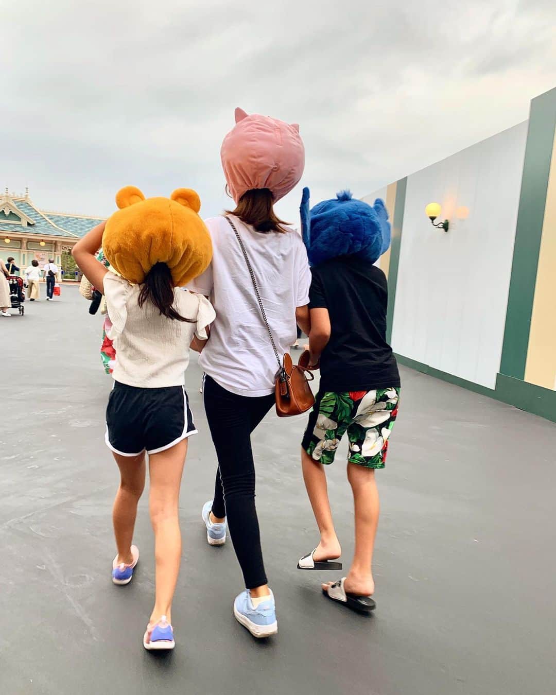岩隈久志のインスタグラム：「面白い写真を見つけました^_^﻿ 昨年９月に嫁さんが撮ったわが子たちです。﻿ ﻿ 1日も早く皆が不安なく安心して働きに出られる世の中になるよう、この写真のように楽しく出かけられる日が来るよう、今は不要不急の外出は控え、人との距離を考えながら行動しましょう！﻿ ﻿ この写真を見て1人でも楽しんでくれたら嬉しいです^_^﻿ ﻿ 今、自主トレを頑張る日々ですが、通常と違う時間を過ごすファンの皆さんの為に何ができるか考えていきたいと思います。﻿ ﻿ 📸 Last September👩🏻👦🏻👧🏻」