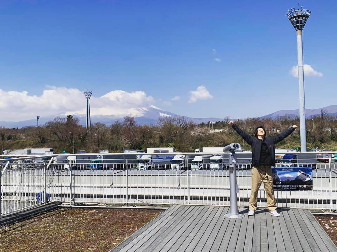 飯島寛騎のインスタグラム：「暖かくなってきた4月、 伸びが出来る空気を皆で作ろうね  #1年前 #取材」