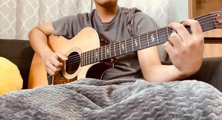 KAZUKI【ANFiNY】のインスタグラム：「卒業ソングってなんやろ って考えた時に色々浮かぶんやけど 俺の中でこの歌は外せんやった🤔  配信で歌ってから 動画でも載せようと思って 卒業する色んな人達を 想い浮かべながら歌いました❗️ 友達と離れてそれぞれ社会人として 頑張っていく人達を思い浮かべても歌いました‼️ #さくら 🌸 / #森山直太郎  弟も高校卒業したけん 弟にも向けても歌ったかな🤣笑  就職決まってから 1人で大変やろけど頑張れよ。  ps. ツーブロした方がいい？ とかくだらんこと聞いてくんな笑  #ANFiNY #FANFiNY笑顔の輪チャレンジ」