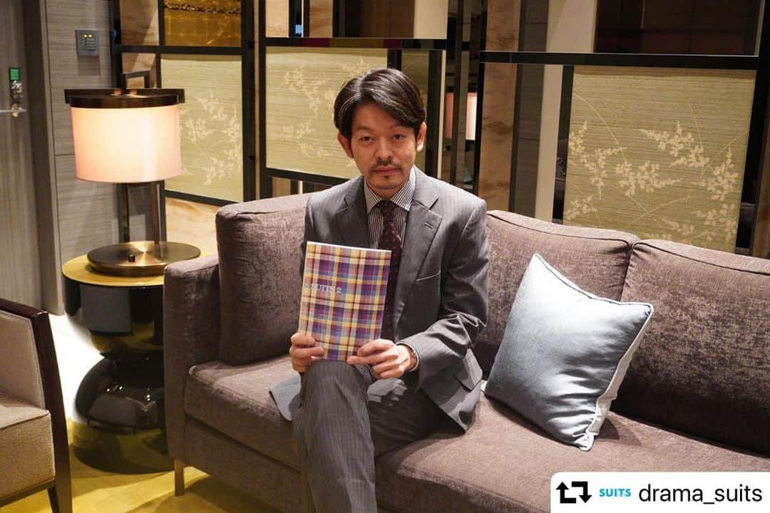 山中崇さんのインスタグラム写真 - (山中崇Instagram)「『SUITS season2』第2話に出演いたしました。明日の20日(月)21時〜オンエアです。よろしければご覧ください　 #repost @drama_suits ・・・ ‪＼👔#SUITSゲスト紹介 👔／‬﻿ ﻿ ﻿ ‪小手伸也さん演じる蟹江貢を惑わす男‼️﻿ ﻿ ‪矢吹晋作役 #山中崇 さん🍷﻿ ﻿ 旧知の仲の蟹江と矢吹。﻿ 第2話でチカと上杉どちらにつくべきか﻿ 悩む蟹江を矢吹が誘惑します🌪﻿ ﻿ 大人の色気漂う山中さんをお楽しみに✅﻿ ﻿ ‪––––––––––––––––––––––––––––––––‬﻿ ‪#SUITS season2👔✨‬﻿ ‪第2話放送▶︎4月20日月曜よる9時〜‬﻿ ‪(15分拡大スペシャル👏🏻)‬﻿ ﻿ 第2話ゲスト﻿ ﻿ #黒木瞳 さん✨﻿ #山中崇 さん✨﻿ ﻿ ‪––––––––––––––––––––––––––––––––﻿ #ドラマスーツ　‪‪#suits #織田裕二 #中島裕翔﻿ #最強バディ　#新木優子　#中村静香 アン　#小手伸也　#鈴木保奈美　#吉田鋼太郎　#シーズン2 　#アソシエイト」4月19日 21時08分 - takashi_yamanaka.official