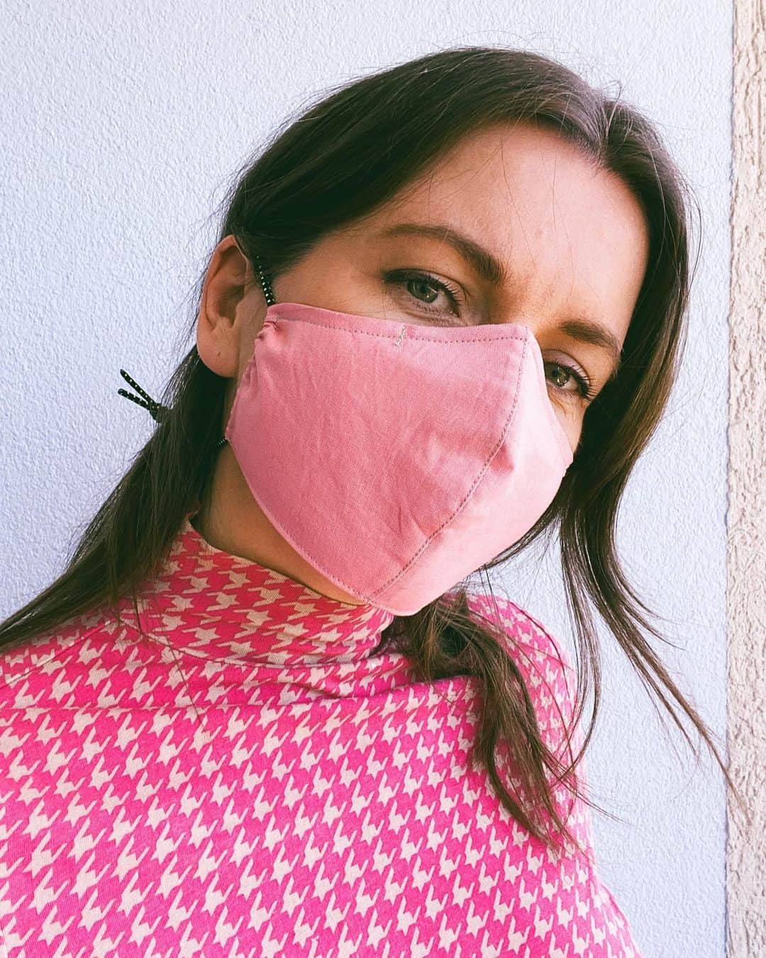STIL IN BERLINのインスタグラム：「Got myself a new mask made by @ourbartlett, needed to be pink, obviously. (Kind of #Werbung, but bought it myself and posting it to support my friend) #maskeauf」