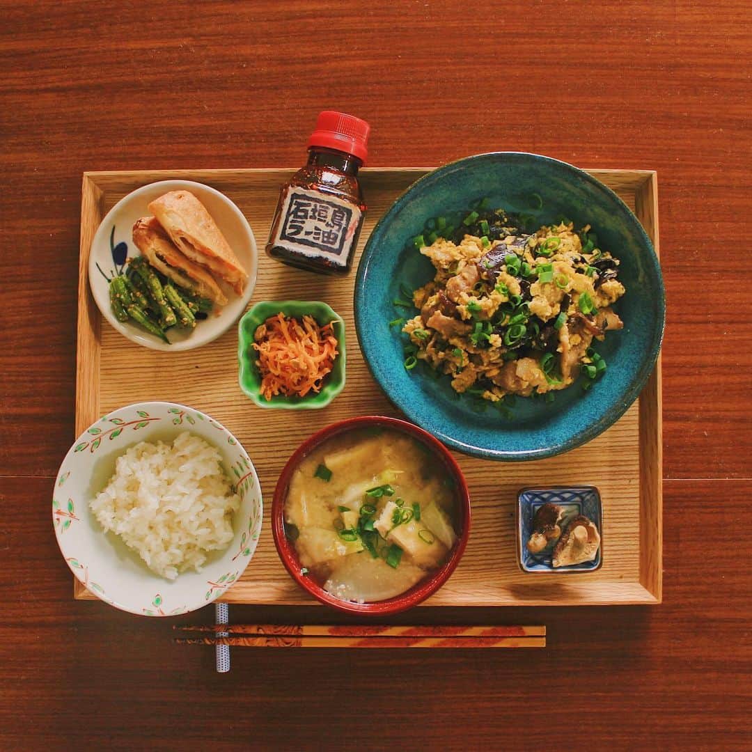 Kaori from Japanese Kitchenさんのインスタグラム写真 - (Kaori from Japanese KitchenInstagram)「中華料理店のまかないみたいなご飯。レシピ書きました。 ・ こんばんは。 昨日の朝昼ごはん。 土砂降りで外が暗かったせいか 写真がちょっと暗い… 先日はいんげんの美味しい食べ方案を たくさん教えてくださりありがとうございました。 一番意見をもらった胡麻和えを作りました。 次は天ぷらやソテーにするぞ。 ・ そして生の黒きくらげが手に入ったので 豚肉と卵を入れて炒め物に。 #石垣島ラー油 追加で。 今回のレシピは簡単で美味しかったから 簡単ですがメモ書きしました。 スワイプしてみてください。 参考になれば幸いです。 今日の薬膳走り書きは黒きくらげ。 血が足りていない女性におすすめ◎ 今日もお疲れ様でした。 ・ ・ ・ 【おしながき】 白米 かぶとねぎのお味噌汁 豚肉と黒きくらげと卵の炒め物 春巻き いんげんの胡麻和え ツナのにんじんしりしり しいたけチップス ・ ・ Hi from Tokyo! Weekend brunch: Baked rice, miso soup, stir-fried pork, egg and Jew’s ear, spring rolls, sesame and green beans, stir-fried tuna and carrot, and mushroom chips as a snack. ・ ・ 2020.04.19 Sun ・ ・ ・ #japanesemeal #washoku #breakfast #朝ごはん #おうちごはん #早餐 #아침밥 #薬膳 #うつわ #自炊 #小澤基晴 #stayhome  #稲葉カヨ #レシピ #フーディーテーブル」4月19日 21時10分 - coco_kontasu