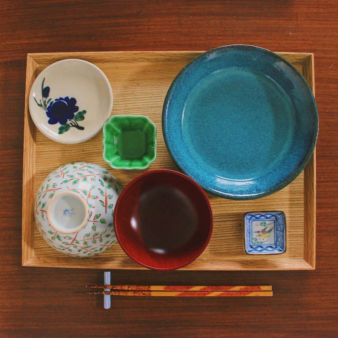 Kaori from Japanese Kitchenさんのインスタグラム写真 - (Kaori from Japanese KitchenInstagram)「中華料理店のまかないみたいなご飯。レシピ書きました。 ・ こんばんは。 昨日の朝昼ごはん。 土砂降りで外が暗かったせいか 写真がちょっと暗い… 先日はいんげんの美味しい食べ方案を たくさん教えてくださりありがとうございました。 一番意見をもらった胡麻和えを作りました。 次は天ぷらやソテーにするぞ。 ・ そして生の黒きくらげが手に入ったので 豚肉と卵を入れて炒め物に。 #石垣島ラー油 追加で。 今回のレシピは簡単で美味しかったから 簡単ですがメモ書きしました。 スワイプしてみてください。 参考になれば幸いです。 今日の薬膳走り書きは黒きくらげ。 血が足りていない女性におすすめ◎ 今日もお疲れ様でした。 ・ ・ ・ 【おしながき】 白米 かぶとねぎのお味噌汁 豚肉と黒きくらげと卵の炒め物 春巻き いんげんの胡麻和え ツナのにんじんしりしり しいたけチップス ・ ・ Hi from Tokyo! Weekend brunch: Baked rice, miso soup, stir-fried pork, egg and Jew’s ear, spring rolls, sesame and green beans, stir-fried tuna and carrot, and mushroom chips as a snack. ・ ・ 2020.04.19 Sun ・ ・ ・ #japanesemeal #washoku #breakfast #朝ごはん #おうちごはん #早餐 #아침밥 #薬膳 #うつわ #自炊 #小澤基晴 #stayhome  #稲葉カヨ #レシピ #フーディーテーブル」4月19日 21時10分 - coco_kontasu