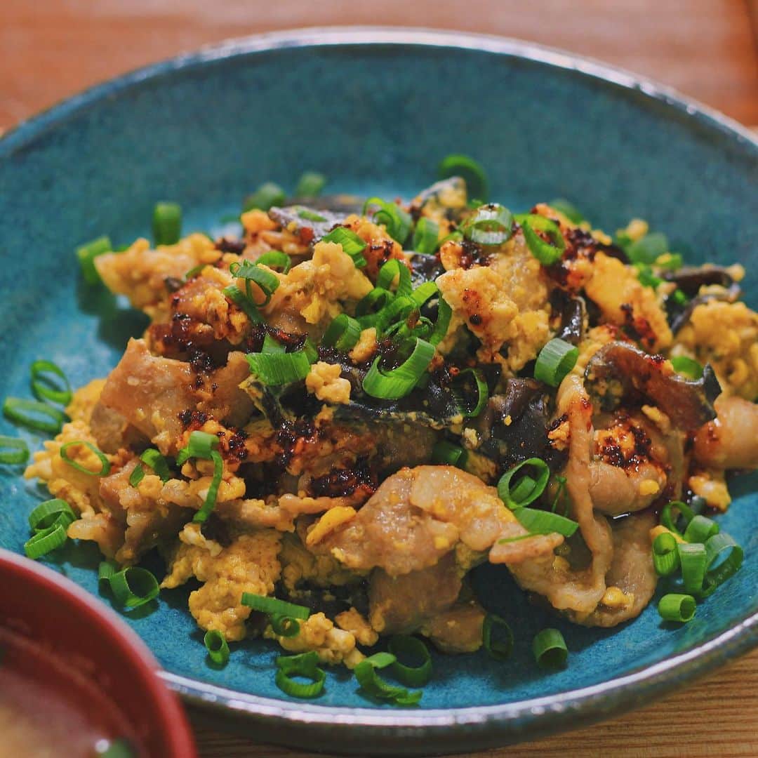 Kaori from Japanese Kitchenさんのインスタグラム写真 - (Kaori from Japanese KitchenInstagram)「中華料理店のまかないみたいなご飯。レシピ書きました。 ・ こんばんは。 昨日の朝昼ごはん。 土砂降りで外が暗かったせいか 写真がちょっと暗い… 先日はいんげんの美味しい食べ方案を たくさん教えてくださりありがとうございました。 一番意見をもらった胡麻和えを作りました。 次は天ぷらやソテーにするぞ。 ・ そして生の黒きくらげが手に入ったので 豚肉と卵を入れて炒め物に。 #石垣島ラー油 追加で。 今回のレシピは簡単で美味しかったから 簡単ですがメモ書きしました。 スワイプしてみてください。 参考になれば幸いです。 今日の薬膳走り書きは黒きくらげ。 血が足りていない女性におすすめ◎ 今日もお疲れ様でした。 ・ ・ ・ 【おしながき】 白米 かぶとねぎのお味噌汁 豚肉と黒きくらげと卵の炒め物 春巻き いんげんの胡麻和え ツナのにんじんしりしり しいたけチップス ・ ・ Hi from Tokyo! Weekend brunch: Baked rice, miso soup, stir-fried pork, egg and Jew’s ear, spring rolls, sesame and green beans, stir-fried tuna and carrot, and mushroom chips as a snack. ・ ・ 2020.04.19 Sun ・ ・ ・ #japanesemeal #washoku #breakfast #朝ごはん #おうちごはん #早餐 #아침밥 #薬膳 #うつわ #自炊 #小澤基晴 #stayhome  #稲葉カヨ #レシピ #フーディーテーブル」4月19日 21時10分 - coco_kontasu