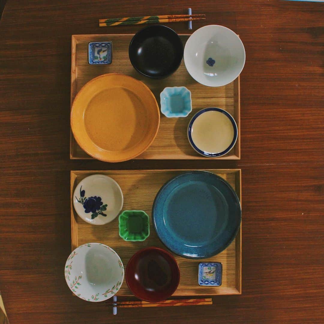 Kaori from Japanese Kitchenさんのインスタグラム写真 - (Kaori from Japanese KitchenInstagram)「中華料理店のまかないみたいなご飯。レシピ書きました。 ・ こんばんは。 昨日の朝昼ごはん。 土砂降りで外が暗かったせいか 写真がちょっと暗い… 先日はいんげんの美味しい食べ方案を たくさん教えてくださりありがとうございました。 一番意見をもらった胡麻和えを作りました。 次は天ぷらやソテーにするぞ。 ・ そして生の黒きくらげが手に入ったので 豚肉と卵を入れて炒め物に。 #石垣島ラー油 追加で。 今回のレシピは簡単で美味しかったから 簡単ですがメモ書きしました。 スワイプしてみてください。 参考になれば幸いです。 今日の薬膳走り書きは黒きくらげ。 血が足りていない女性におすすめ◎ 今日もお疲れ様でした。 ・ ・ ・ 【おしながき】 白米 かぶとねぎのお味噌汁 豚肉と黒きくらげと卵の炒め物 春巻き いんげんの胡麻和え ツナのにんじんしりしり しいたけチップス ・ ・ Hi from Tokyo! Weekend brunch: Baked rice, miso soup, stir-fried pork, egg and Jew’s ear, spring rolls, sesame and green beans, stir-fried tuna and carrot, and mushroom chips as a snack. ・ ・ 2020.04.19 Sun ・ ・ ・ #japanesemeal #washoku #breakfast #朝ごはん #おうちごはん #早餐 #아침밥 #薬膳 #うつわ #自炊 #小澤基晴 #stayhome  #稲葉カヨ #レシピ #フーディーテーブル」4月19日 21時10分 - coco_kontasu