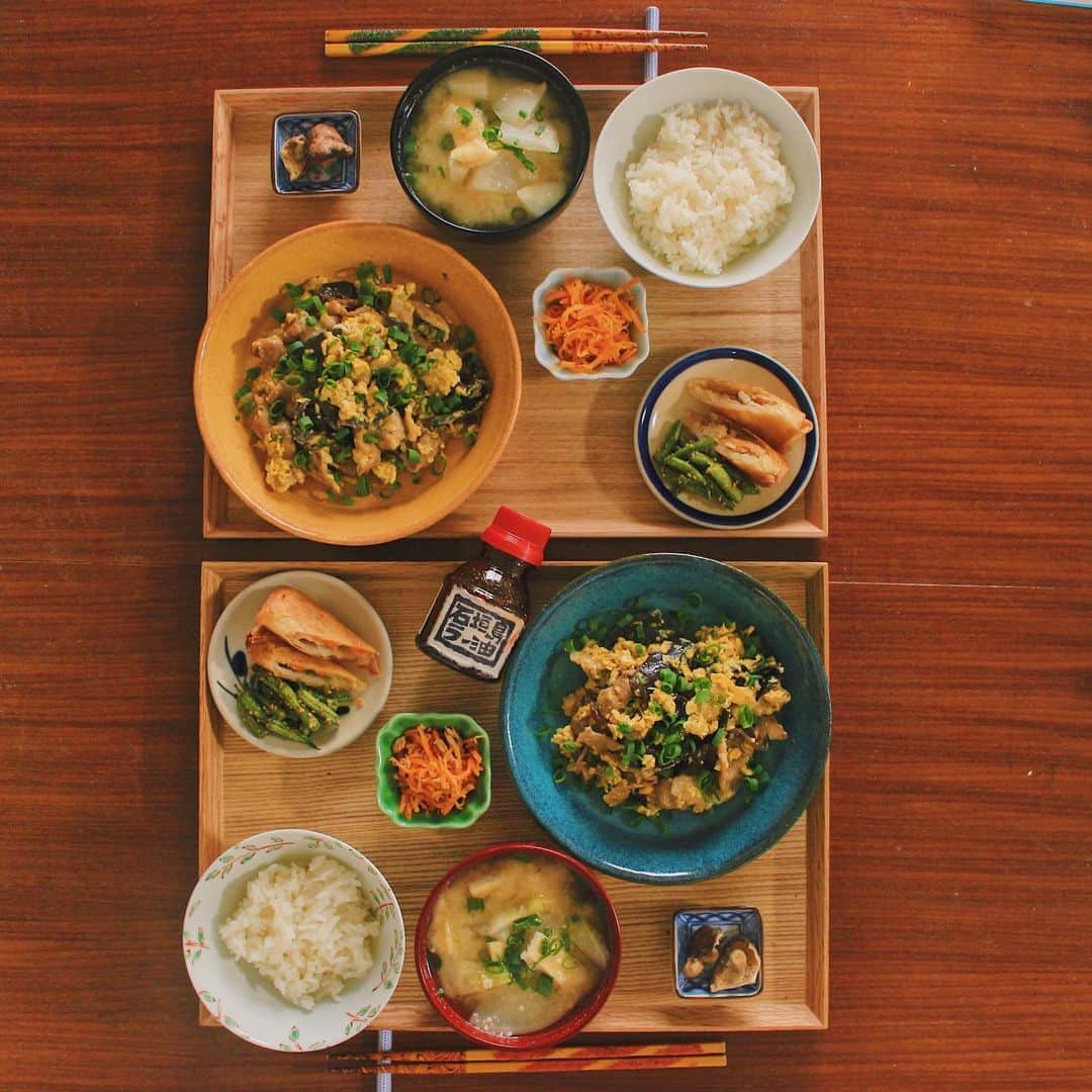 Kaori from Japanese Kitchenさんのインスタグラム写真 - (Kaori from Japanese KitchenInstagram)「中華料理店のまかないみたいなご飯。レシピ書きました。 ・ こんばんは。 昨日の朝昼ごはん。 土砂降りで外が暗かったせいか 写真がちょっと暗い… 先日はいんげんの美味しい食べ方案を たくさん教えてくださりありがとうございました。 一番意見をもらった胡麻和えを作りました。 次は天ぷらやソテーにするぞ。 ・ そして生の黒きくらげが手に入ったので 豚肉と卵を入れて炒め物に。 #石垣島ラー油 追加で。 今回のレシピは簡単で美味しかったから 簡単ですがメモ書きしました。 スワイプしてみてください。 参考になれば幸いです。 今日の薬膳走り書きは黒きくらげ。 血が足りていない女性におすすめ◎ 今日もお疲れ様でした。 ・ ・ ・ 【おしながき】 白米 かぶとねぎのお味噌汁 豚肉と黒きくらげと卵の炒め物 春巻き いんげんの胡麻和え ツナのにんじんしりしり しいたけチップス ・ ・ Hi from Tokyo! Weekend brunch: Baked rice, miso soup, stir-fried pork, egg and Jew’s ear, spring rolls, sesame and green beans, stir-fried tuna and carrot, and mushroom chips as a snack. ・ ・ 2020.04.19 Sun ・ ・ ・ #japanesemeal #washoku #breakfast #朝ごはん #おうちごはん #早餐 #아침밥 #薬膳 #うつわ #自炊 #小澤基晴 #stayhome  #稲葉カヨ #レシピ #フーディーテーブル」4月19日 21時10分 - coco_kontasu