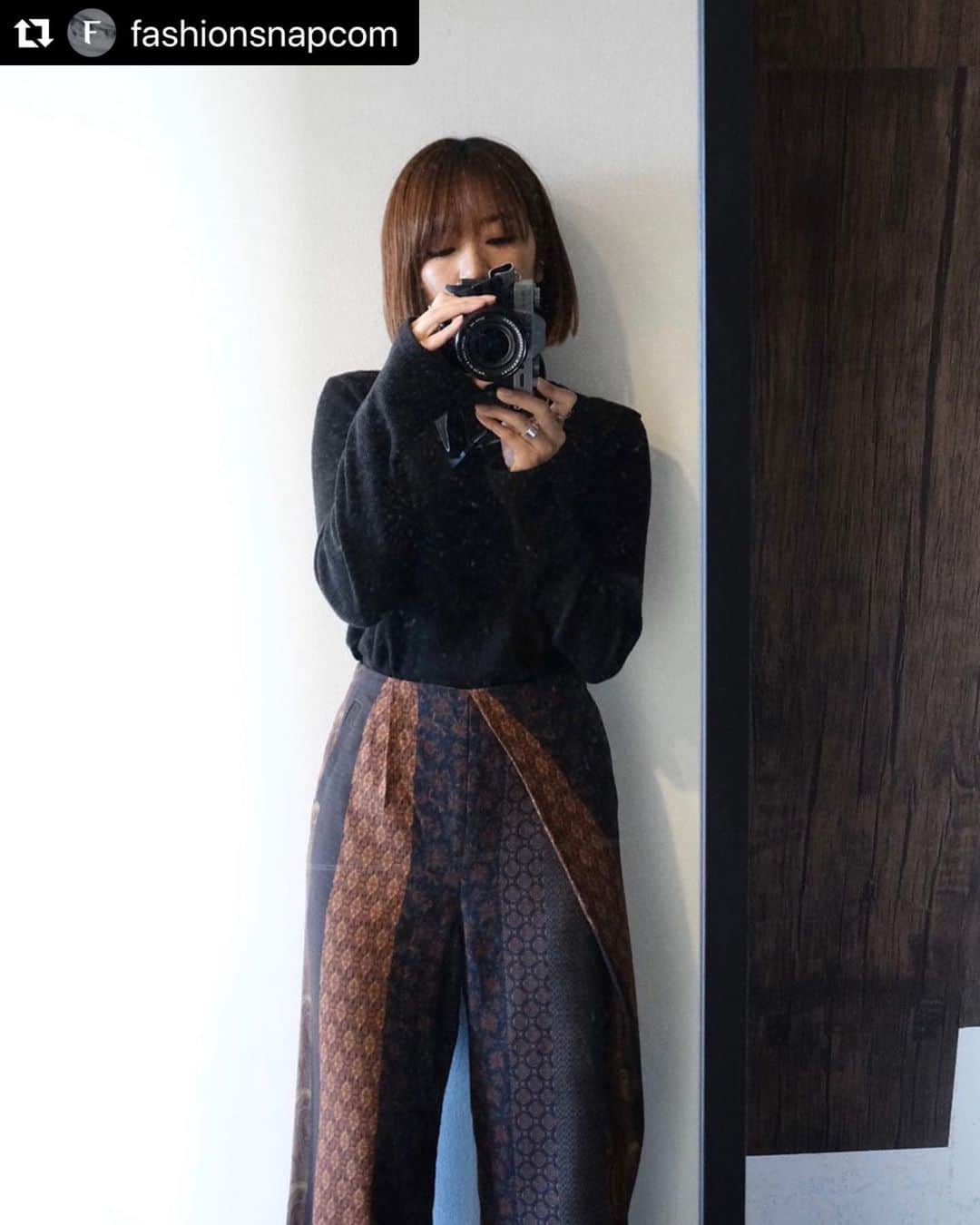 Aya（高本彩）さんのインスタグラム写真 - (Aya（高本彩）Instagram)「🏠👗❤️#Repost @fashionsnapcom with @make_repost ・・・ 【ホームスナップ #家スナ 】﻿ 名前：Dream Aya 名前：写真家 ニット：古着 ボトムス：Ameri リング：K.  Q. お家スタイルについて﻿ ﻿ 　家の中でも動きやすいサテン生地のパンツにニット。外に出ないですが、パジャマでいないようにしています。 ﻿ Q. 今日はお家で何を？﻿ ﻿ 　朝昼晩ご飯を作って。iPadで絵を描いて。荒野行動。」4月19日 21時11分 - aya_dream04