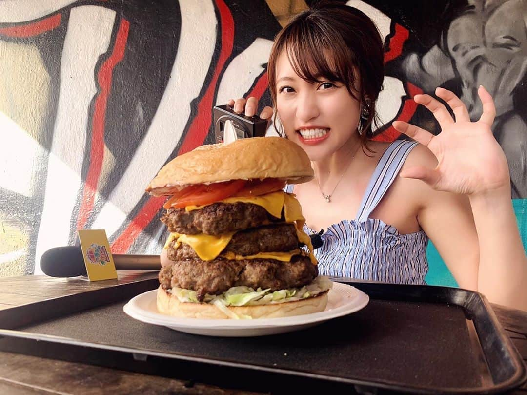 王林さんのインスタグラム写真 - (王林Instagram)「❤︎ 🍔Meskla DOS🍔 . 10分完食チャレンジ☠️🔥💣⚠️ . 特訓してまた挑戦したいものだ…それか普通のサイズを優雅に食べたい🤤 . . #mesklados #hamburger #hamburger🍔 #bighamburger #guam #guamtrip #instaguam #guamfood #グアム #ハンバーガー #王林 #ourin」4月19日 21時13分 - ourin_ringoooo