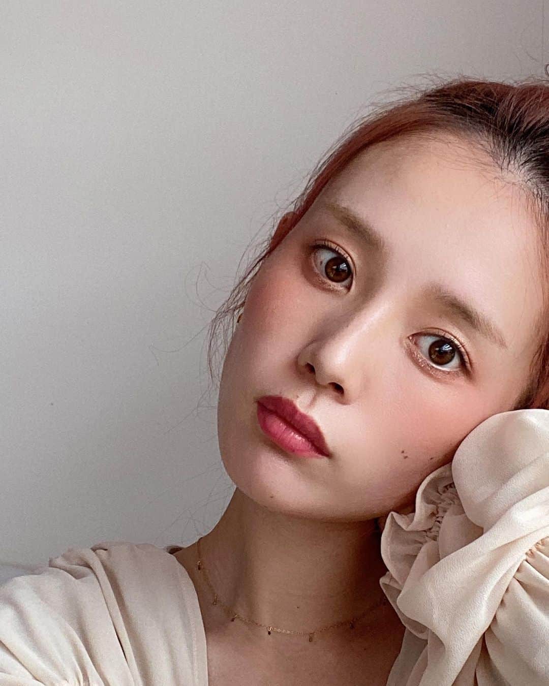 目見田早弥子のインスタグラム：「| 🌨 メイクして記録(自撮り)まではなんとか頑張ってるのですが どれ載せるかにかなり時間が..😂 チークとリップに大好きな @rmsbeautyjapan を使ったので 次の投稿に載せたいと思います❄️ 髪型見えてるパターンとか おろしてるパターンもあるんですけどしつこいかな🍦」