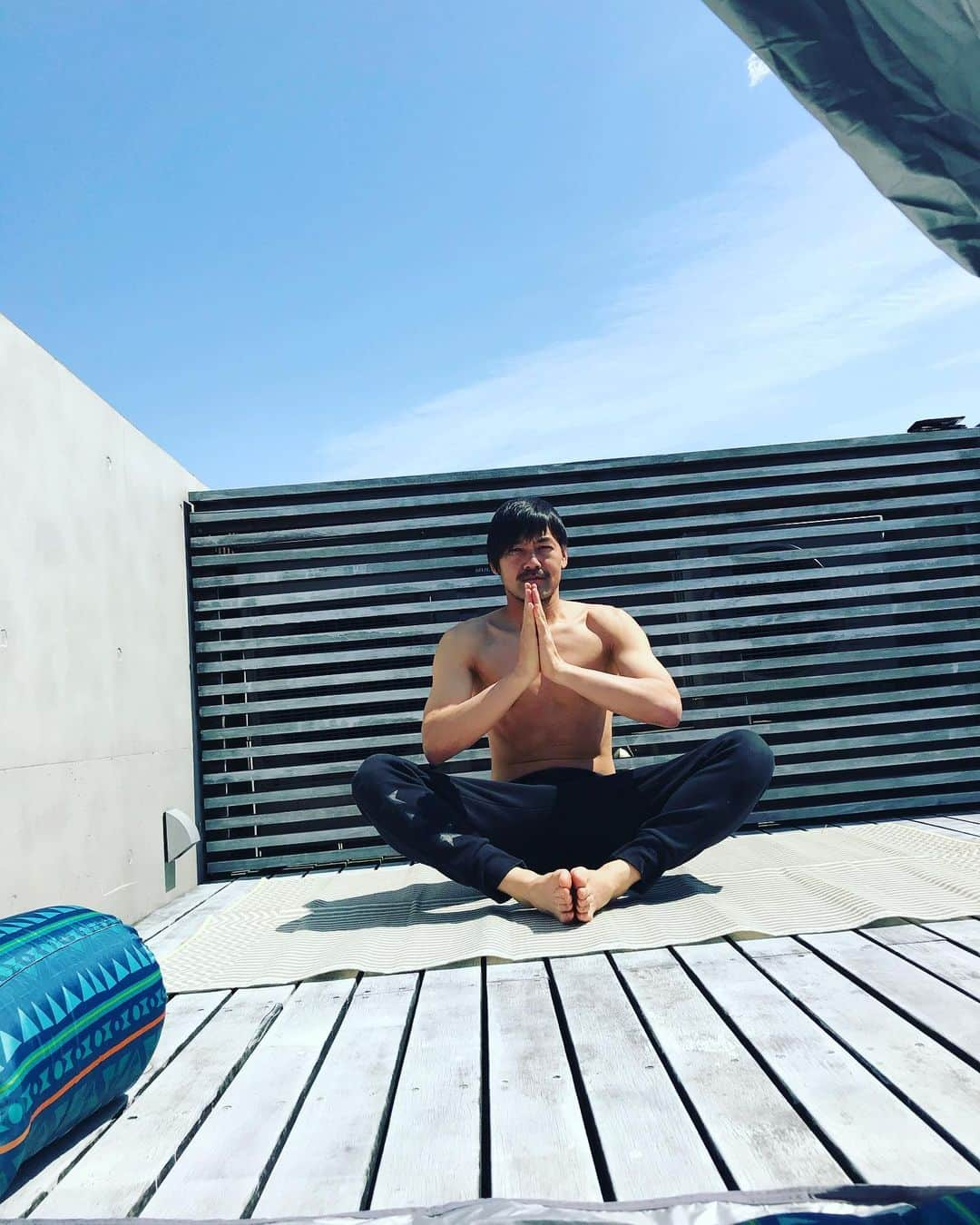 松井大輔さんのインスタグラム写真 - (松井大輔Instagram)「ヨガ🧘‍♀️ナマステ しっかり携帯で調べて ポーズ、ポーズ、ポーズ  1つ分かったのは江頭2:50にしか見えない。  そして誰かヨガ教えて下さい。  #1人ヨガ #1人ヨガタイム #ヨガポーズ  #ある意味ヨガ #江頭2:50分 #松井2:50分 #yoga  #yogatime #yogapose  #namaste  #誰かヨガ教えて下さい  #体やらかくなりたい」4月19日 21時16分 - matsuidaisuke_official