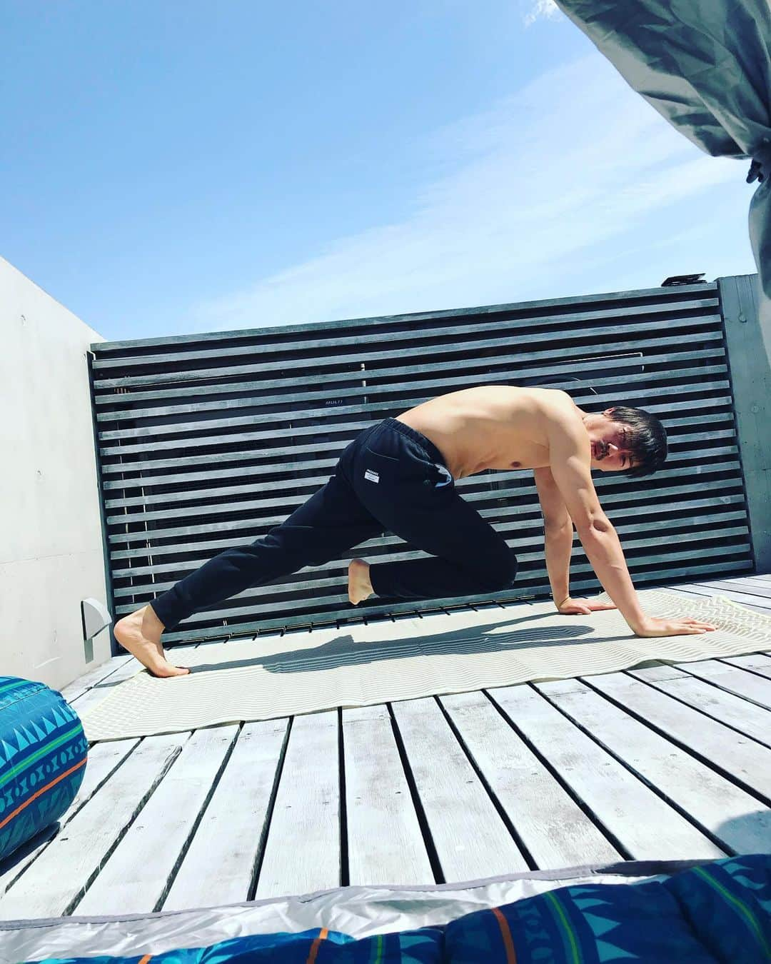 松井大輔さんのインスタグラム写真 - (松井大輔Instagram)「ヨガ🧘‍♀️ナマステ しっかり携帯で調べて ポーズ、ポーズ、ポーズ  1つ分かったのは江頭2:50にしか見えない。  そして誰かヨガ教えて下さい。  #1人ヨガ #1人ヨガタイム #ヨガポーズ  #ある意味ヨガ #江頭2:50分 #松井2:50分 #yoga  #yogatime #yogapose  #namaste  #誰かヨガ教えて下さい  #体やらかくなりたい」4月19日 21時16分 - matsuidaisuke_official