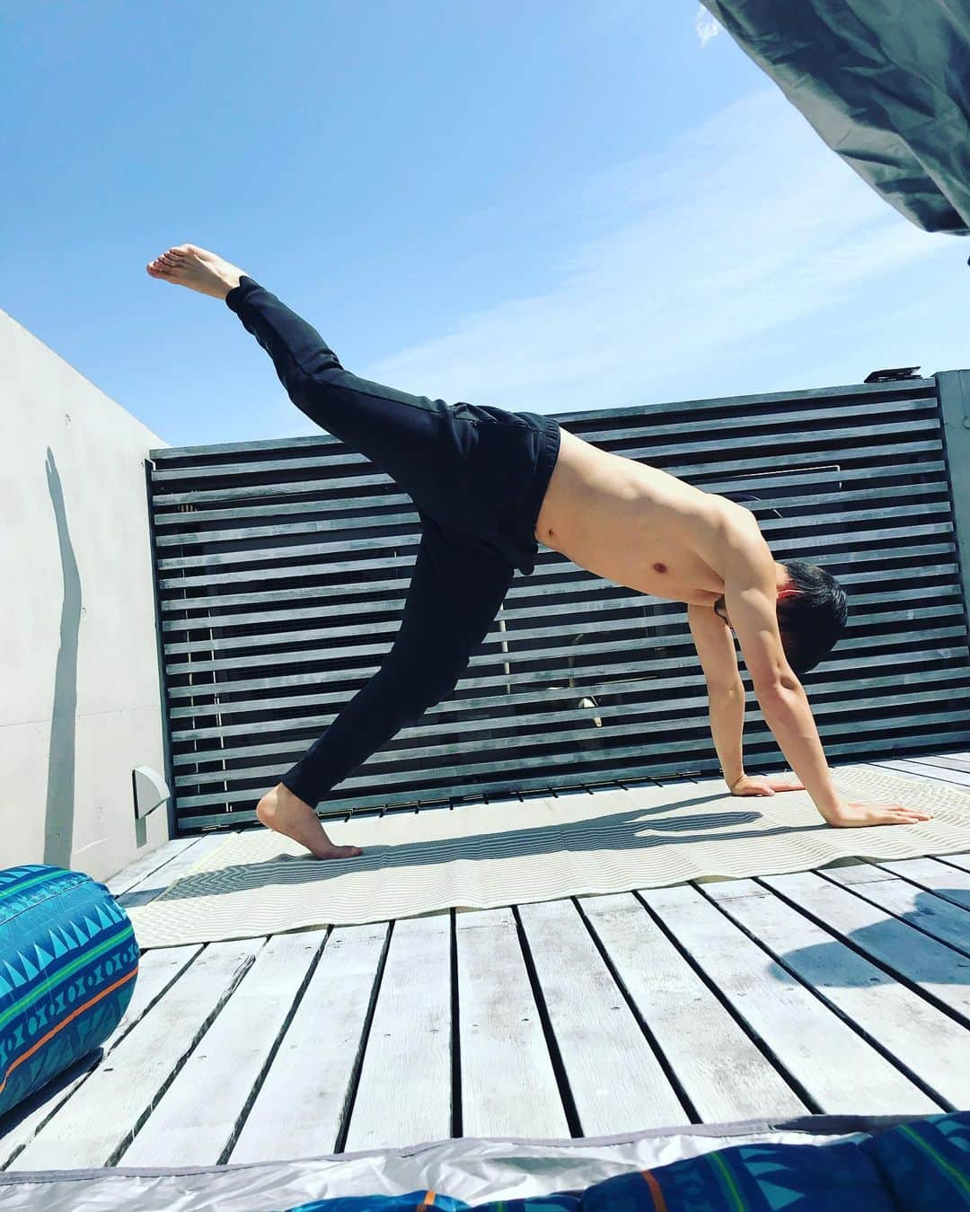 松井大輔さんのインスタグラム写真 - (松井大輔Instagram)「ヨガ🧘‍♀️ナマステ しっかり携帯で調べて ポーズ、ポーズ、ポーズ  1つ分かったのは江頭2:50にしか見えない。  そして誰かヨガ教えて下さい。  #1人ヨガ #1人ヨガタイム #ヨガポーズ  #ある意味ヨガ #江頭2:50分 #松井2:50分 #yoga  #yogatime #yogapose  #namaste  #誰かヨガ教えて下さい  #体やらかくなりたい」4月19日 21時16分 - matsuidaisuke_official