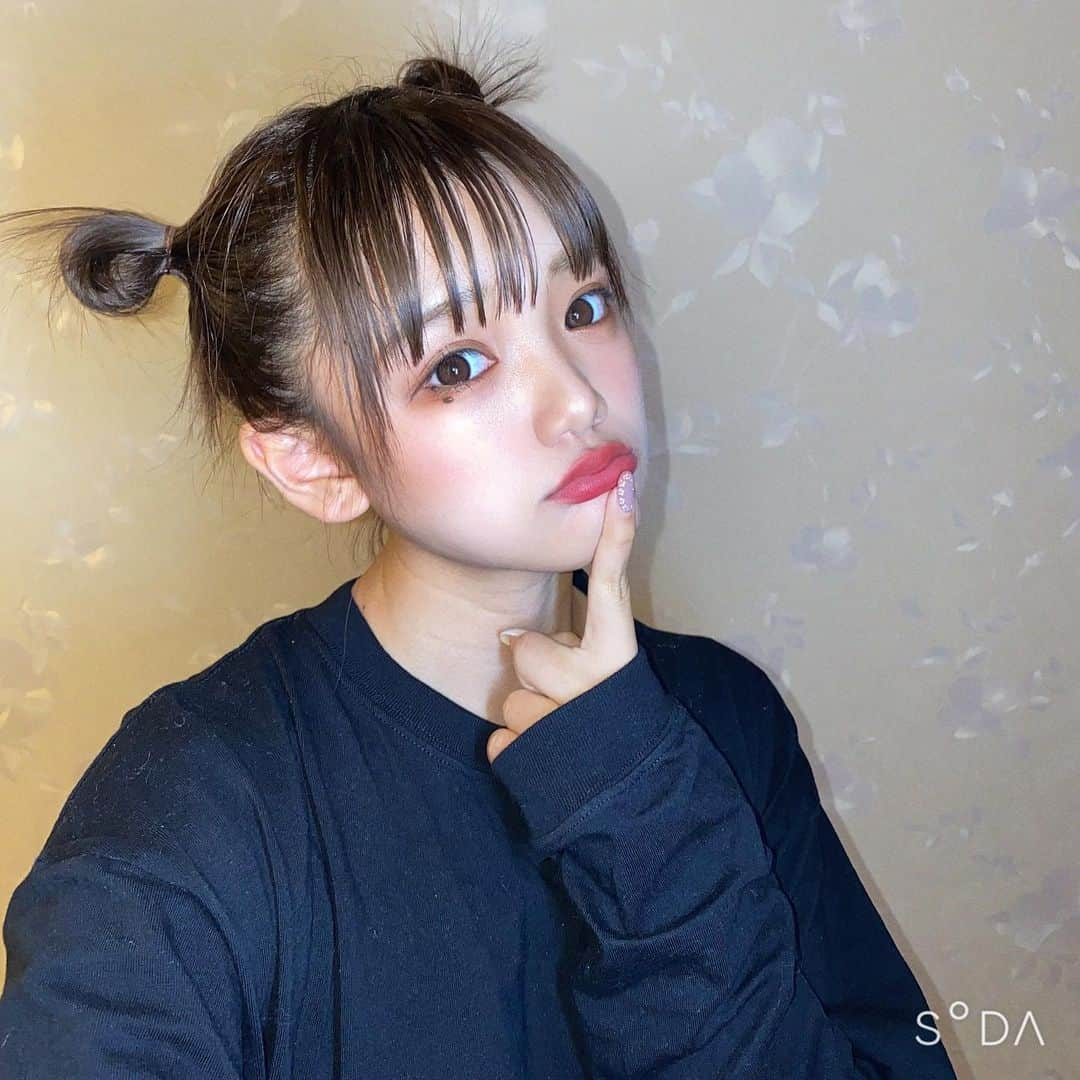 古澤里紗さんのインスタグラム写真 - (古澤里紗Instagram)「くまクマ🧸 . SODAのHighlightにして 外カメフラッシュで撮ったよう📸 . ツヤ肌になれるからお気に入りっ🥰 . #そだこ #soda #おうちSODA #メイク研究」4月19日 21時29分 - fuuuuu_ri