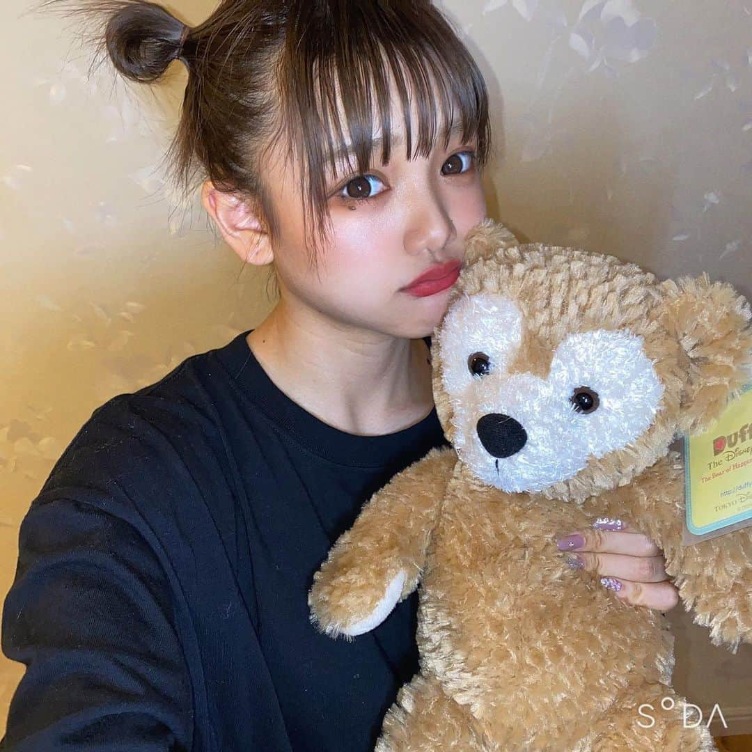 古澤里紗さんのインスタグラム写真 - (古澤里紗Instagram)「くまクマ🧸 . SODAのHighlightにして 外カメフラッシュで撮ったよう📸 . ツヤ肌になれるからお気に入りっ🥰 . #そだこ #soda #おうちSODA #メイク研究」4月19日 21時29分 - fuuuuu_ri