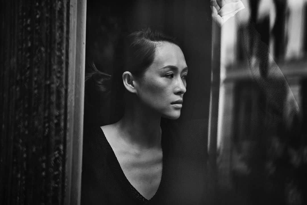 ピーター・リンドバーグさんのインスタグラム写真 - (ピーター・リンドバーグInstagram)「Zhang Ziyi, Los Angeles, 2016 #LindberghStories #ZhangZiyi #TheCal #Pirelli #ShadowsOnTheWall #LindberghBooks #TASCHEN」4月20日 2時58分 - therealpeterlindbergh