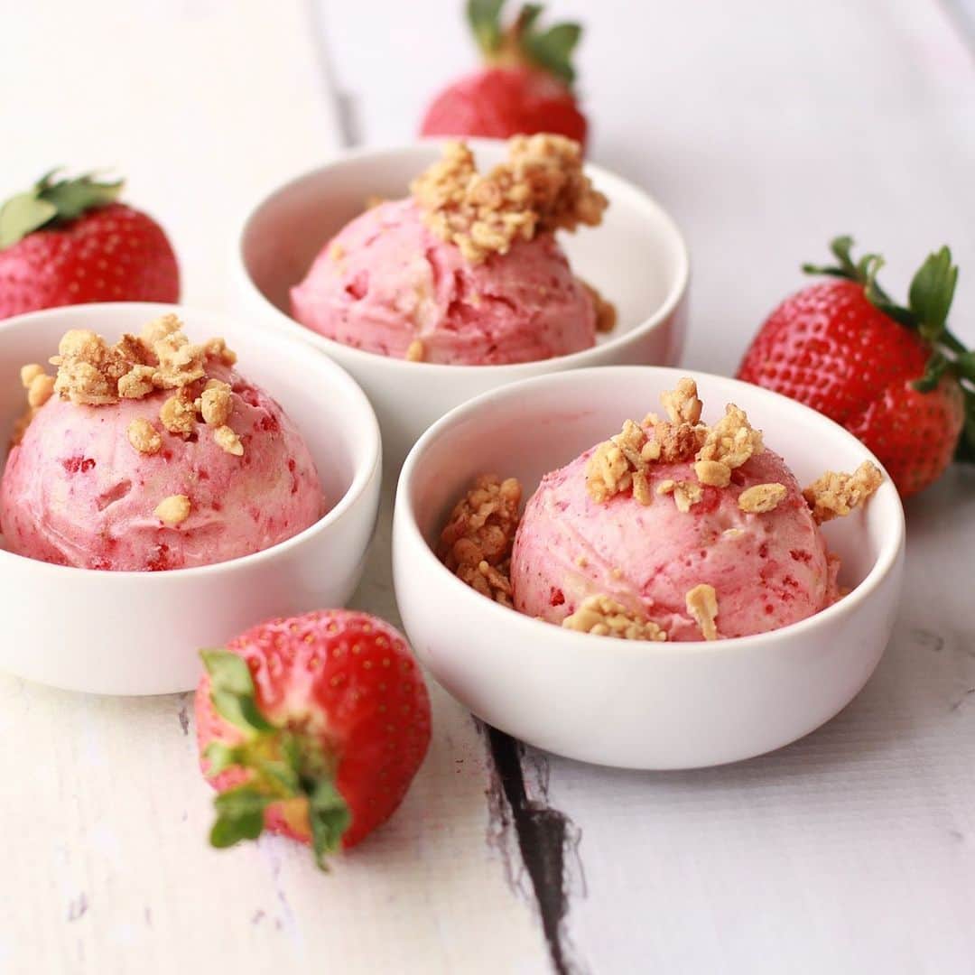 Yonanasのインスタグラム：「🍓Strawberry Crisp Yonanas 🍓Add a bit of crunch to your Yonanas with granola! This easy nice cream treat is made by alternating 2 frozen bananas + 3/4 cup frozen strawberries through your Yonanas and then sprinkling your favorite granola on top.」