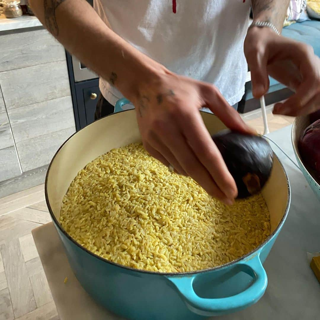 デュア・リパさんのインスタグラム写真 - (デュア・リパInstagram)「I haven’t been counting... but day 28471629 and we have a massive chocolate cake with 2 small spoons, a new mani every 3rd day, making Palestinian Maeloubah (thank you @mohamedhadid for the recipe!! ) + next days leftovers were even better 🤤 also here are some of the movies we watched this week:  1. For Sama  2. No Country For Old Men 3. Avatar 4. The Big Lebowski  5. Howls Moving Castle Need some recommendations so pleaseee tell me what you’re watching so I can add to the list ☺️❤️」4月20日 3時02分 - dualipa